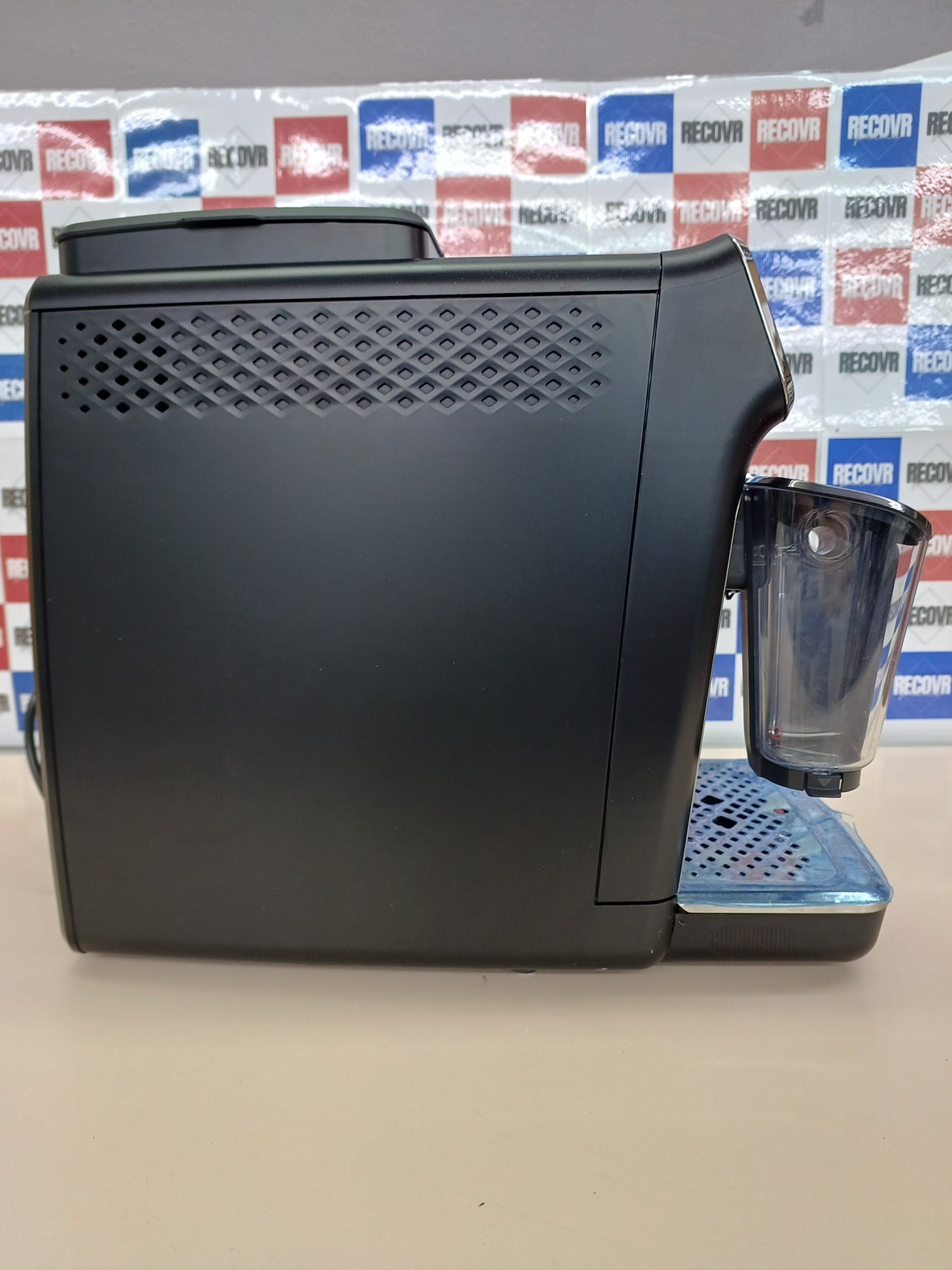 PHILIPS Serie 3300 Cafetera Superautomática - Sistema de leche LatteGo, 6 tipos de cafe, pantalla táctil, SilentBrew, Molinillo Cerámico, filtro AquaClean, Cromo negro (EP3347/90)
