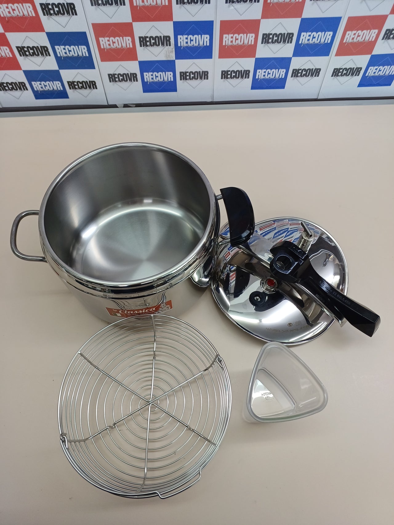 Lagostina Olla a presión La Classica Lagofusion, olla a presión Ø 22 cm, capacidad 5L, con cesta, recetario y Ecodose, asas de baquelita, válvula de peso y fondo Lagofusion