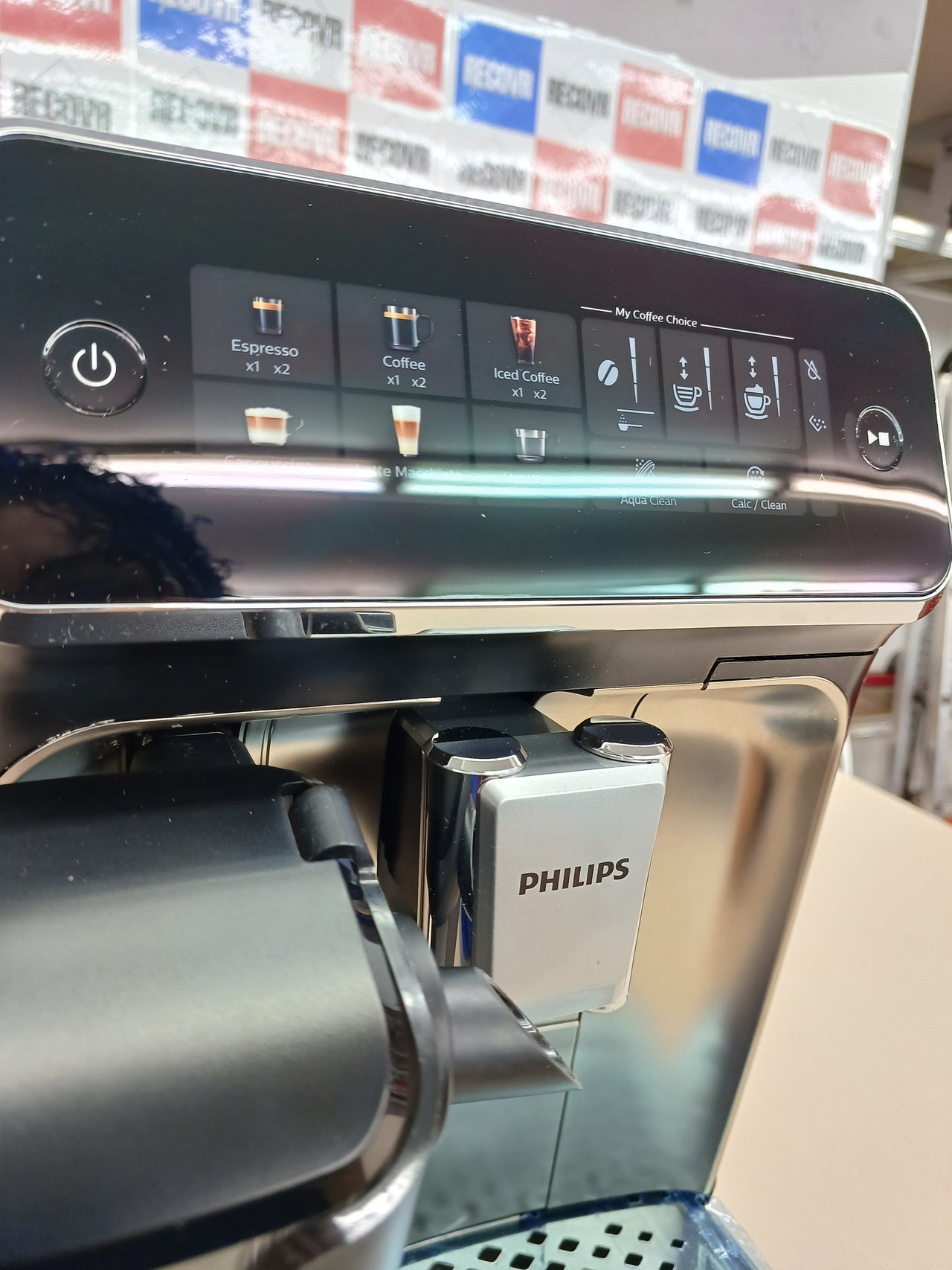 PHILIPS Serie 3300 Cafetera Superautomática - Sistema de leche LatteGo, 6 tipos de cafe, pantalla táctil, SilentBrew, Molinillo Cerámico, filtro AquaClean, Cromo negro (EP3347/90)