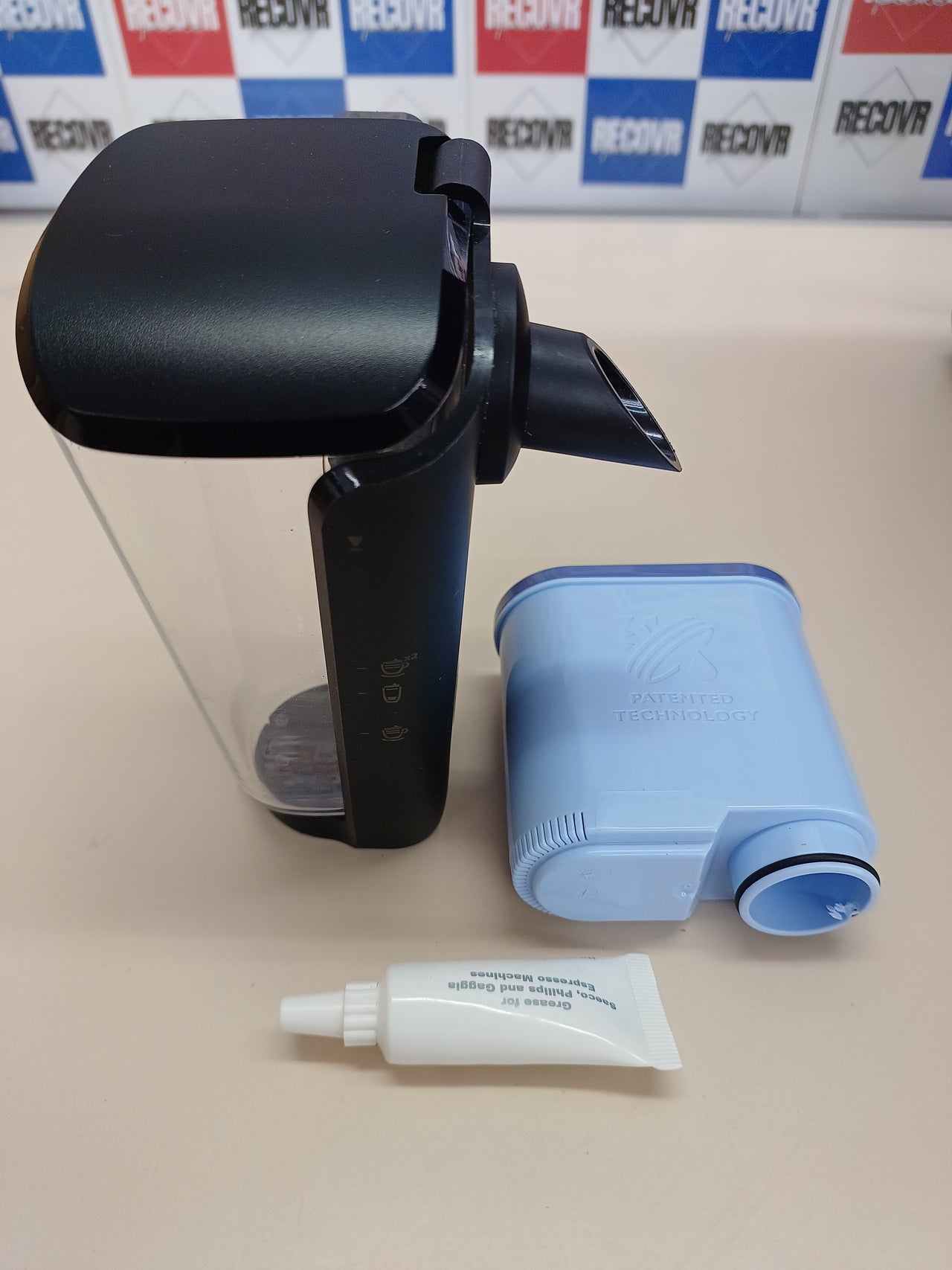 PHILIPS Serie 3300 Cafetera Superautomática - Sistema de leche LatteGo, 6 tipos de cafe, pantalla táctil, SilentBrew, Molinillo Cerámico, filtro AquaClean, Cromo negro (EP3347/90)