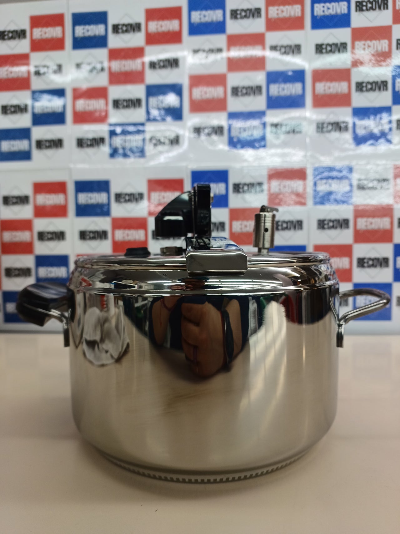 Lagostina Olla a presión La Classica Lagofusion, olla a presión Ø 22 cm, capacidad 5L, con cesta, recetario y Ecodose, asas de baquelita, válvula de peso y fondo Lagofusion