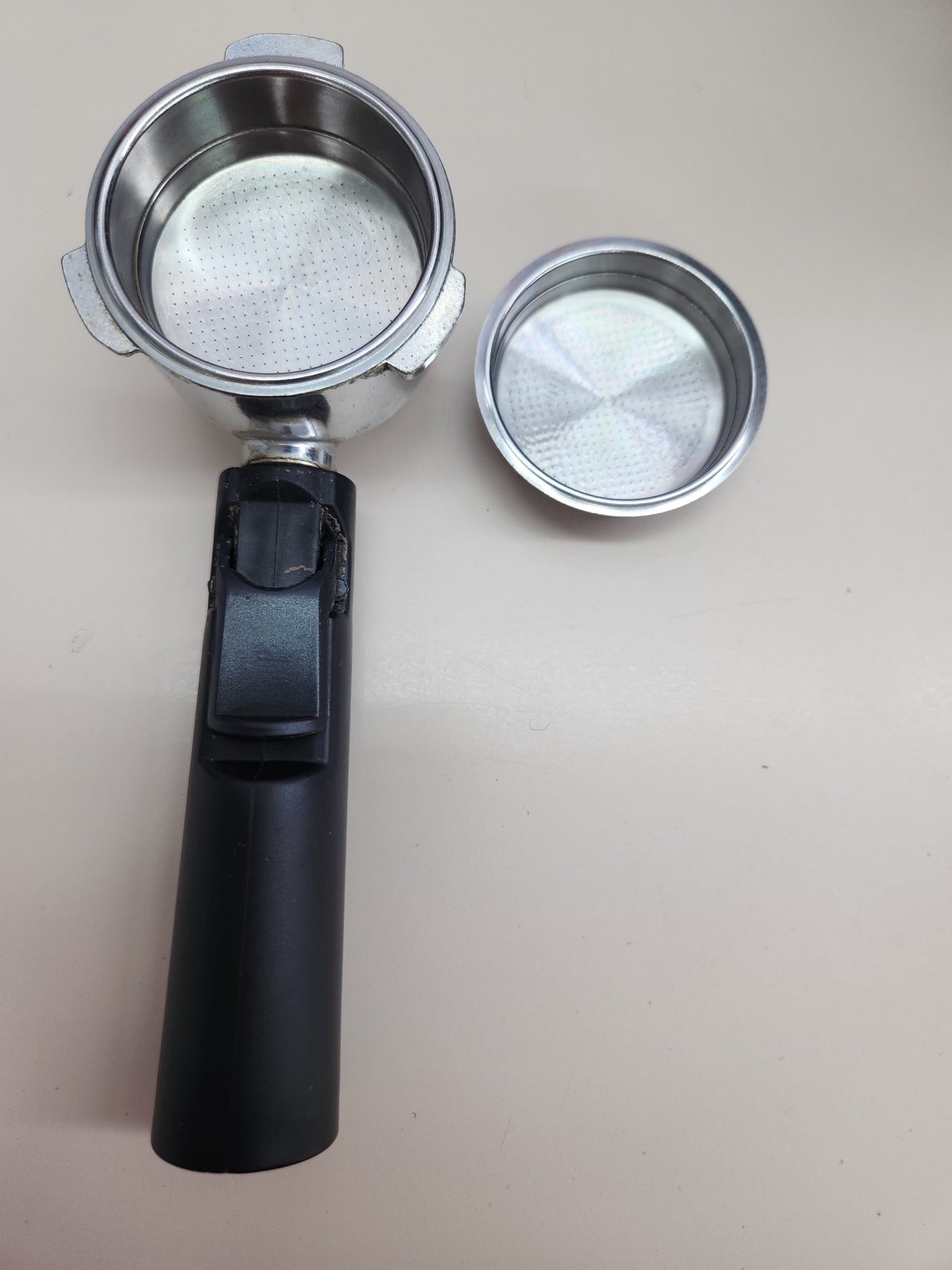Cafetera, 20 Bares 1,6L, 850W,Automática Espresso y Cappuccino, Brazo Portafiltros con Doble Salida y Dos Filtros, Depósito Extraíble B PAGRIFEMA GC3002 Free