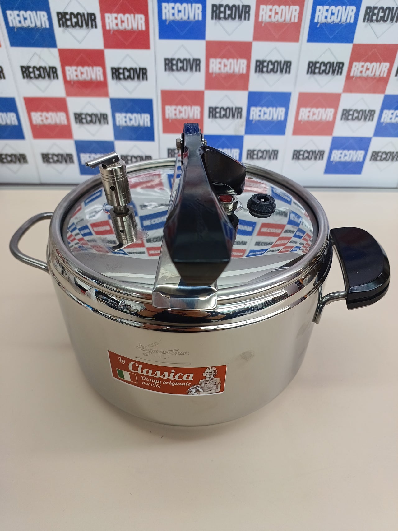 Lagostina Olla a presión La Classica Lagofusion, olla a presión Ø 22 cm, capacidad 5L, con cesta, recetario y Ecodose, asas de baquelita, válvula de peso y fondo Lagofusion