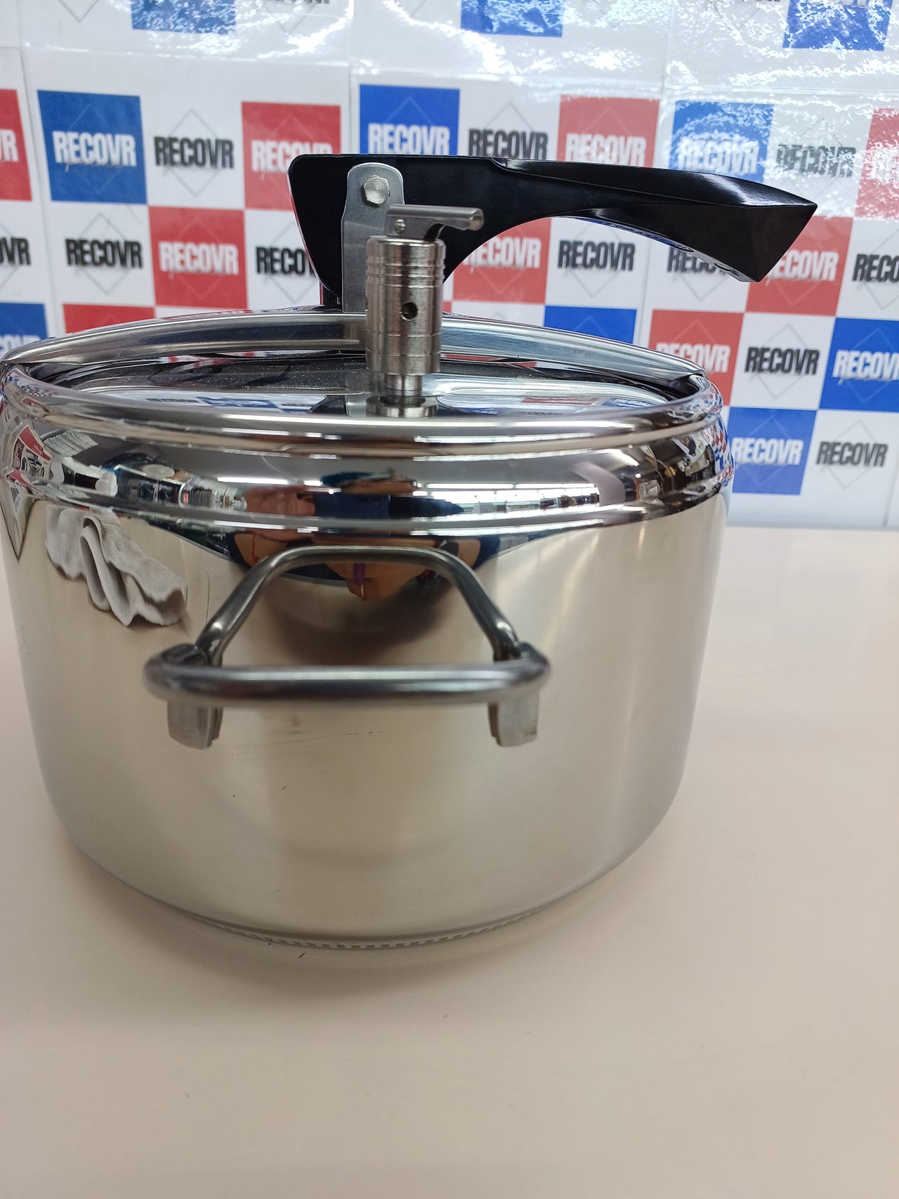 Lagostina Olla a presión La Classica Lagofusion, olla a presión Ø 22 cm, capacidad 5L, con cesta, recetario y Ecodose, asas de baquelita, válvula de peso y fondo Lagofusion