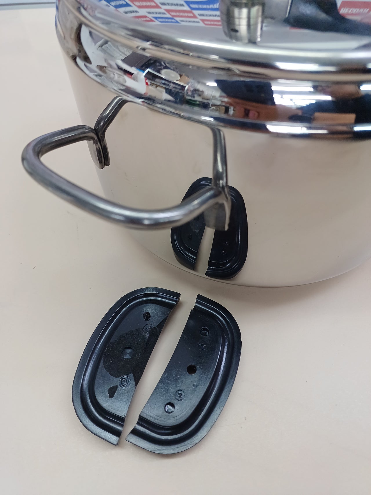 Lagostina Olla a presión La Classica Lagofusion, olla a presión Ø 22 cm, capacidad 5L, con cesta, recetario y Ecodose, asas de baquelita, válvula de peso y fondo Lagofusion