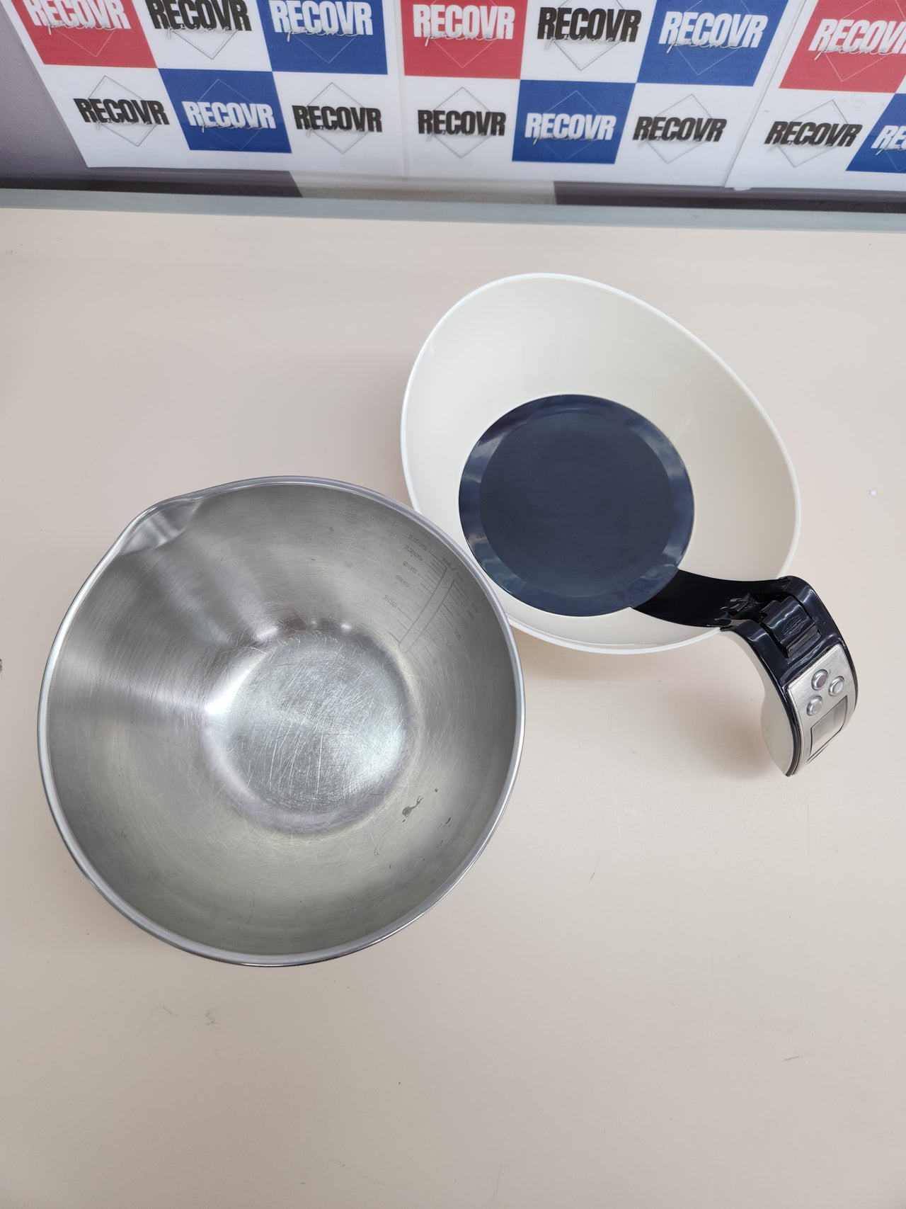 Báscula Electrónica 5 Kg de Cocina, Pesa Sólidos y Líquidos, Recipiente Extraible, Báscula Graduada, División 1 g, Función Tara, Pantalla Digital, Apagado Automático Imetec Dolcevita ES4