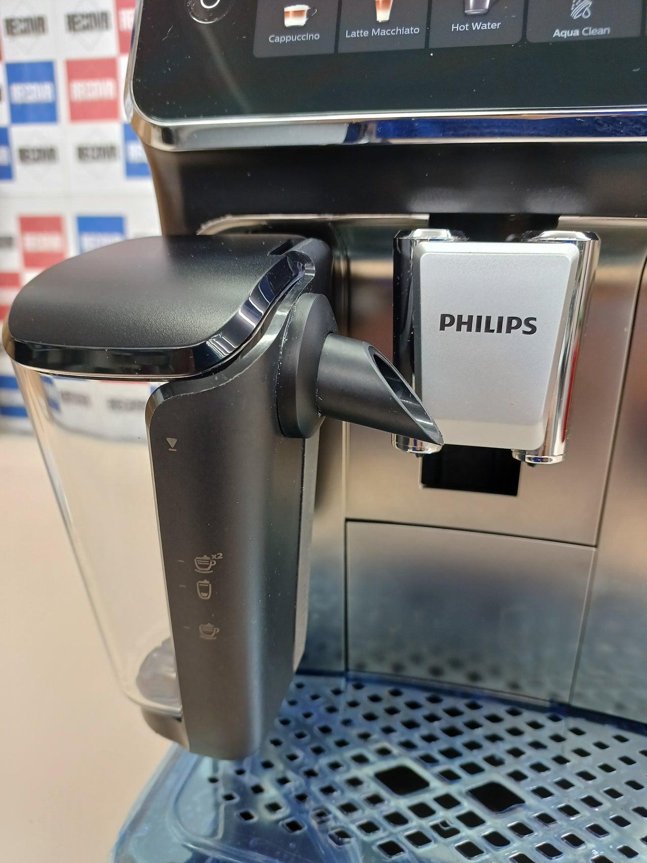 PHILIPS Serie 3300 Cafetera Superautomática - Sistema de leche LatteGo, 6 tipos de cafe, pantalla táctil, SilentBrew, Molinillo Cerámico, filtro AquaClean, Cromo negro (EP3347/90)