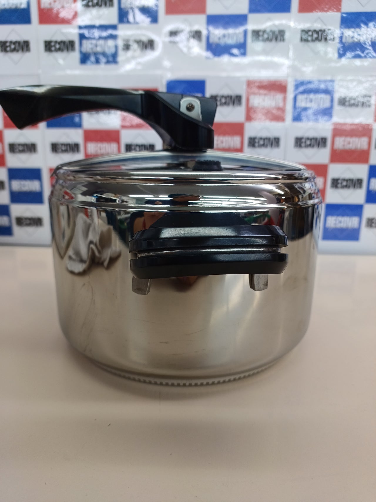 Lagostina Olla a presión La Classica Lagofusion, olla a presión Ø 22 cm, capacidad 5L, con cesta, recetario y Ecodose, asas de baquelita, válvula de peso y fondo Lagofusion