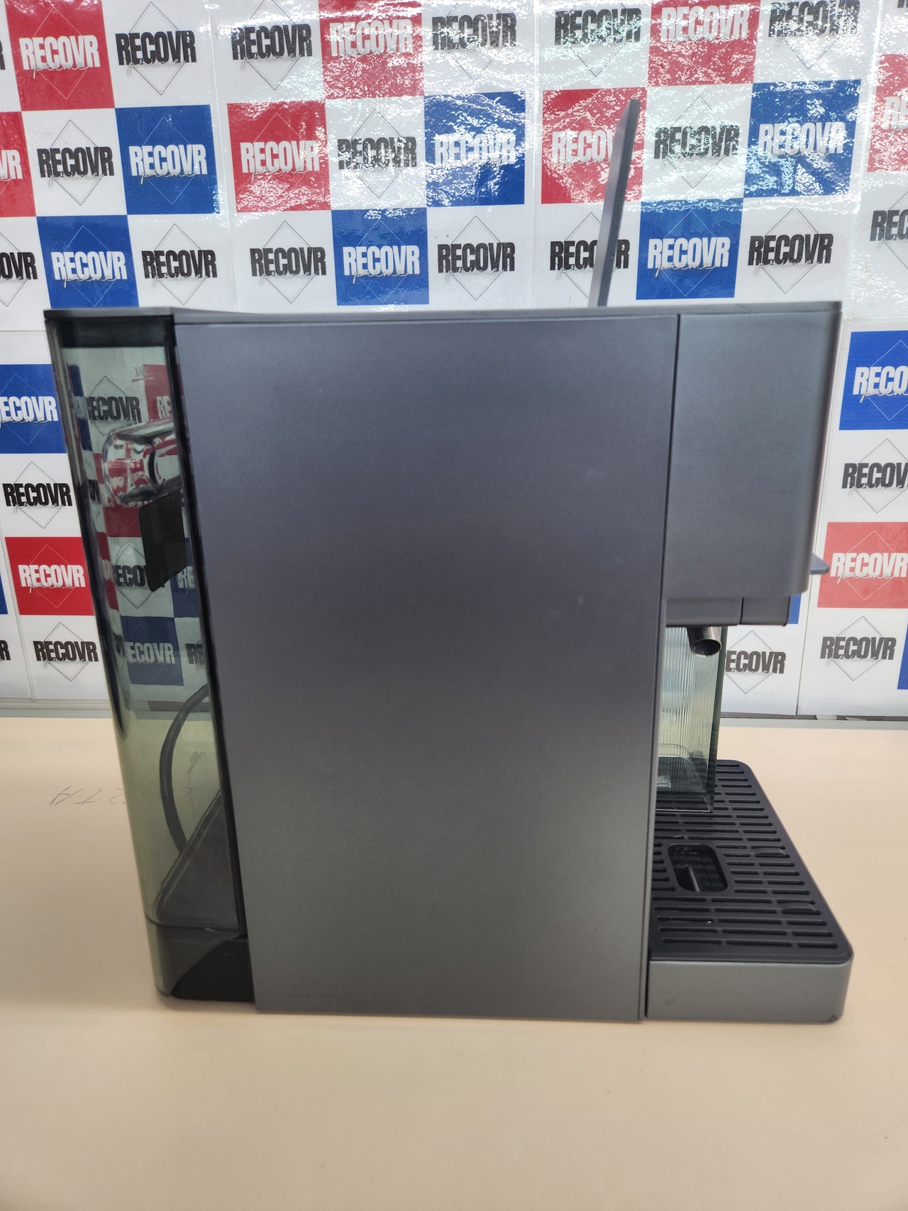 Cafetera Cápsulas 1350W 20 bares Express con Tanque de Leche FreeStyle Latte T, Compatible con Café Molido, Dolce Gusto, Nespresso y K-Fee, Depósito 1,6L de Agua y 400ml de Leche Cecotec