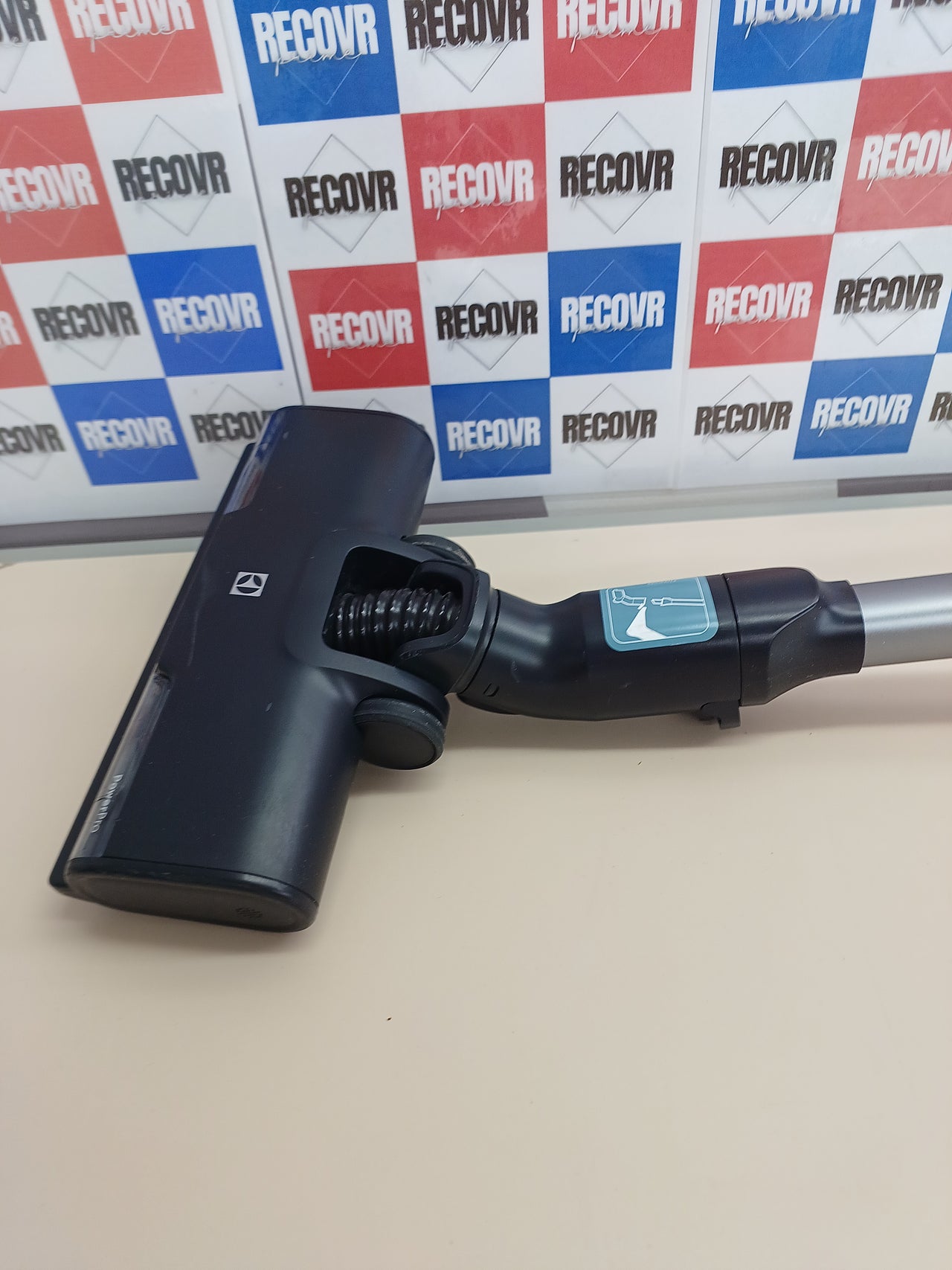 Aspiradora escoba eléctrica 2 en 1 negra Electrolux