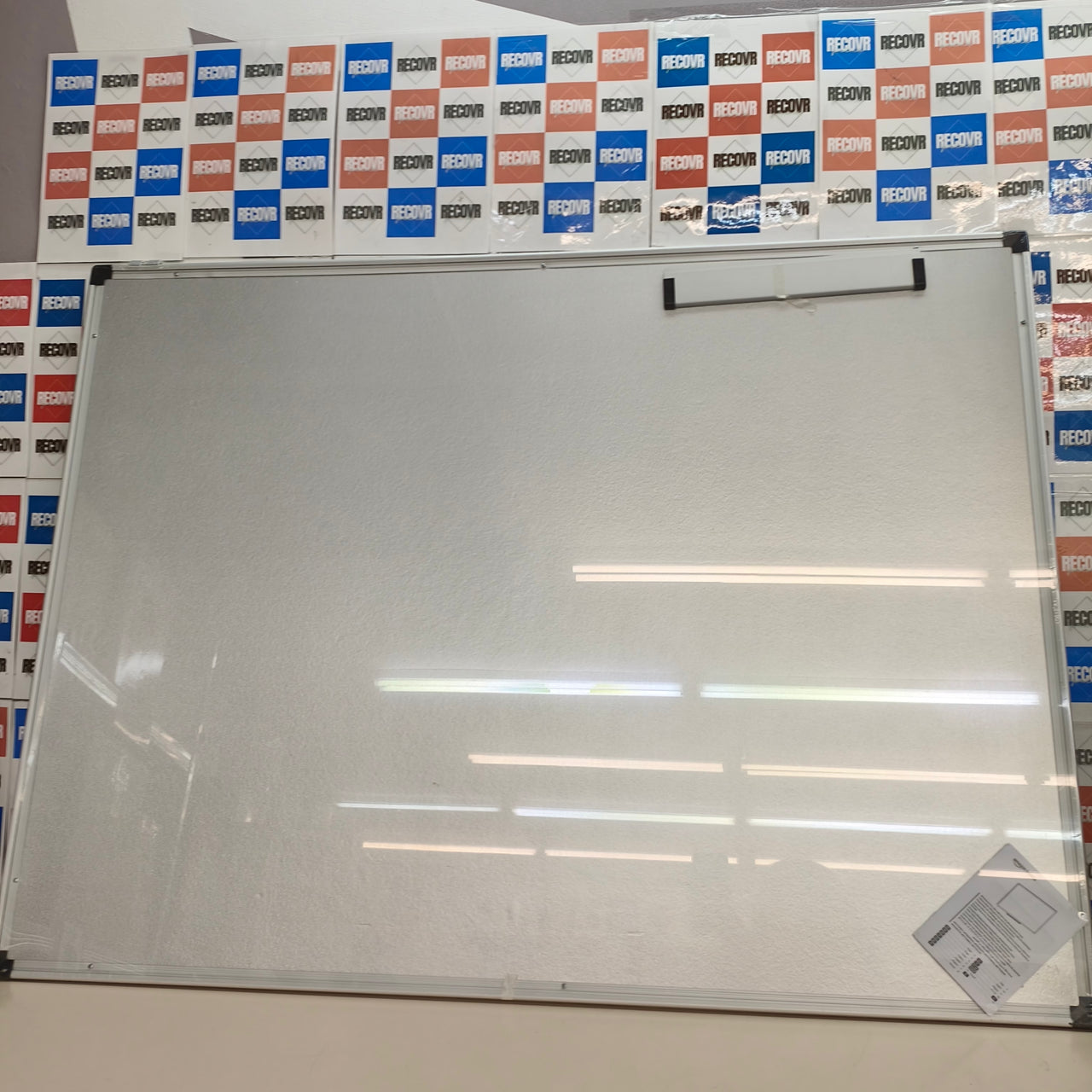 Amazon Basics: pizarra blanca magnética con marco de aluminio, 120 x 90 cm