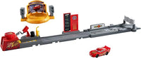 Mattel Disney Pixar Cars Pista de acrobacias y saltos Copa Pistón Conjunto de juego con vehículo de Rayo McQueen, más de 50,8cm de largo, dos formas de jugar, JDJ02