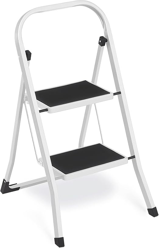 SONGMICS Escalera de Tijera, Escalera con 2 PeldaÑos, PeldaÑo Plegable, Bloqueo de Seguridad, FÁcil de Guardar, Carga hasta 150 kg, Blanco Simple GSL12WT