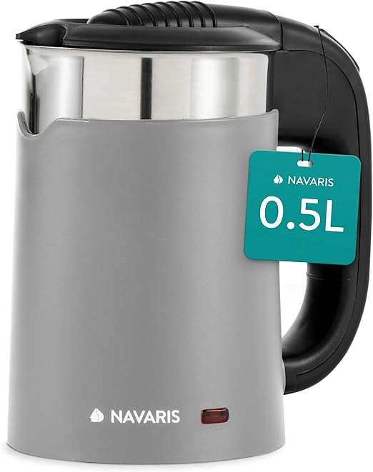 Navaris Hervidor Agua Electrico Pequeño 0,5 Litros - Travel Kettle Electrica 1100 W de Bajo Voltaje - Incluye 2 Tazas para Camping - Mini Hervidor de Agua 16 x 11 x 17 cm