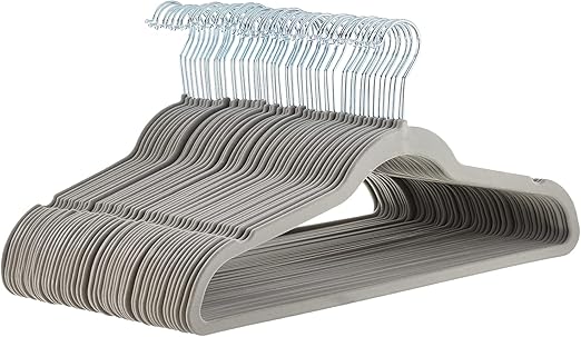 Amazon Basics Paquete de 50 perchas, antideslizantes, delgadas, con acabado de terciopelo, color gris