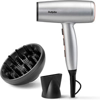 BaByliss Cosmos Secador de Pelo Ligero con Difusor – NUEVO 2025, Secador potente y elegante de 2100W, Acondicionamiento iónico sin frizz, 3 niveles de calor y 2 velocidades, Plateado, D580DE