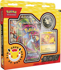 Pokémon: Colección Día de Pokémon 2026 (1 Carta holográfica de promoción, 1 Moneda y 3 Sobres de Mejora)
