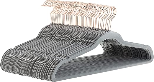 Amazon Basics Paquete de 50 perchas antideslizantes, delgadas, con acabado de terciopelo, color gris/dorado rosa