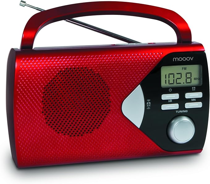 MOOOV 477201 Radio Portable à Pile FM/AM, Tuner Affichage Digital, Poste con Poignée de Transport Rabattable, Facile d'Utilisation, Fonction Heure & Alarme, Secteur ou Piles - Rouge