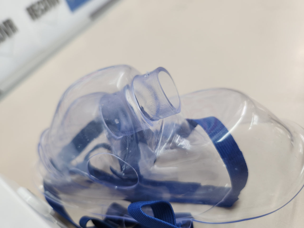Nebulizador Omron NE-C803-E compacto y silencioso