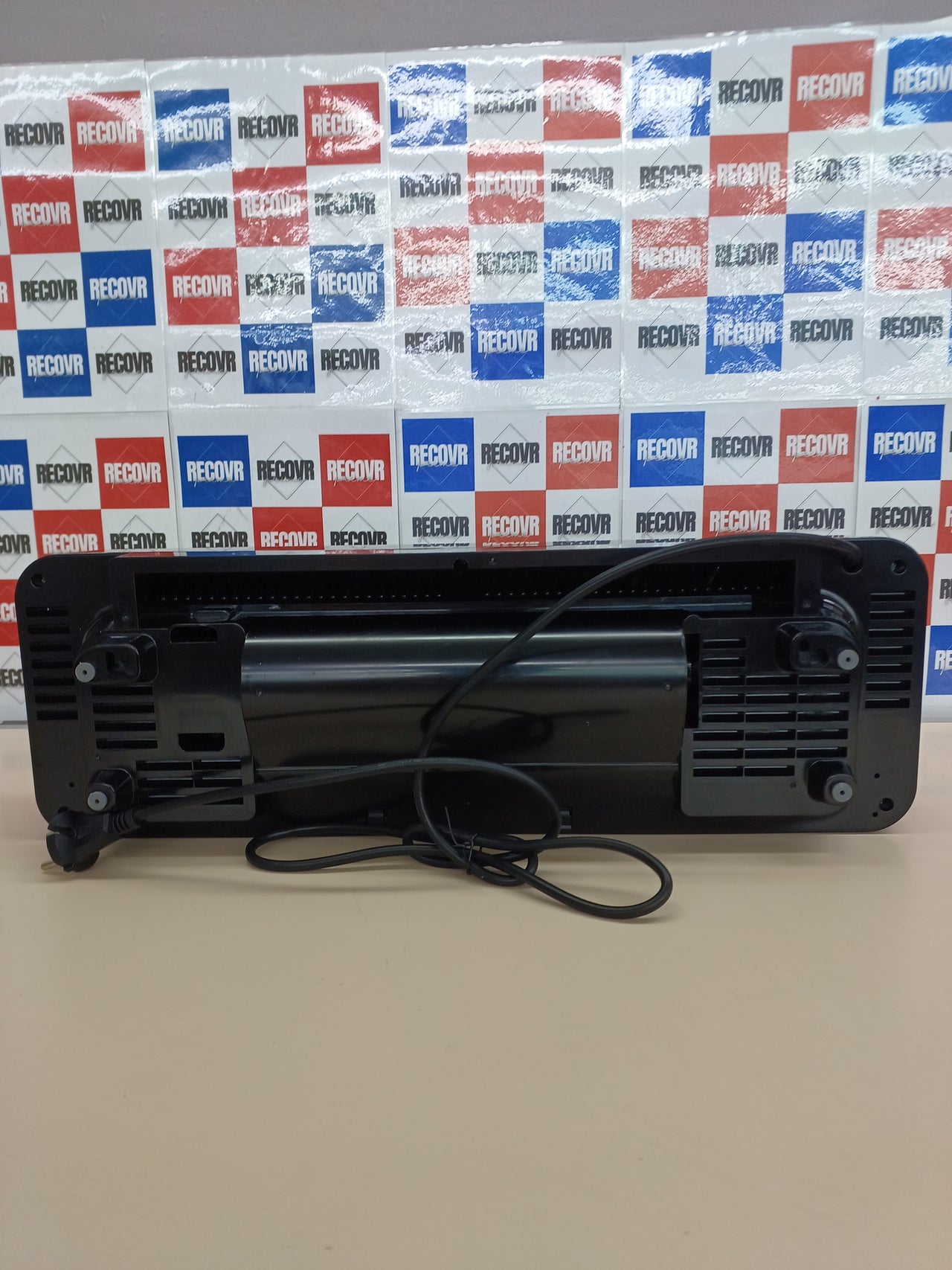 Black+Decker –Convector BXCSH1200E de 1200W apto para baño con programador diario y semanal, termostato y sensor de apagado para ventanas abiertas. Con panel digital se puede colgar en pared.