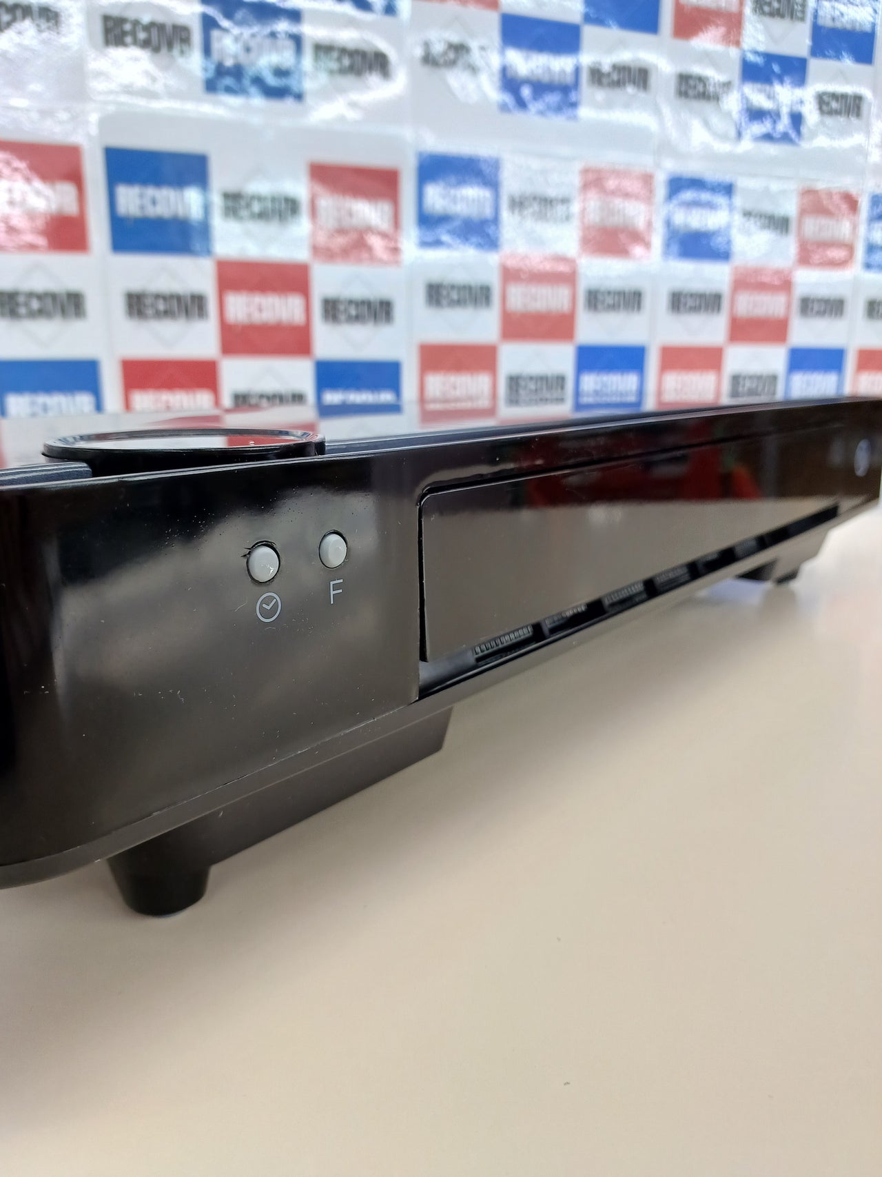 Black+Decker –Convector BXCSH1200E de 1200W apto para baño con programador diario y semanal, termostato y sensor de apagado para ventanas abiertas. Con panel digital se puede colgar en pared.