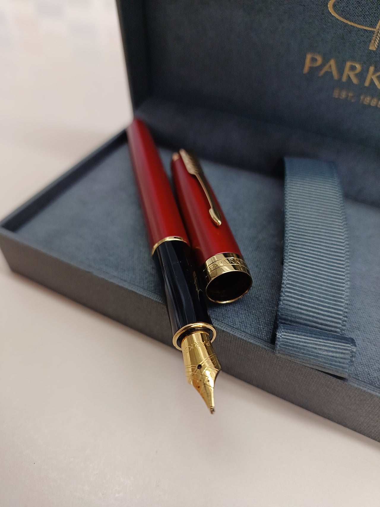 Parker Sonnet bolígrafo | lacado en rojo con adorno dorado | punta media | en estuche de regalo
