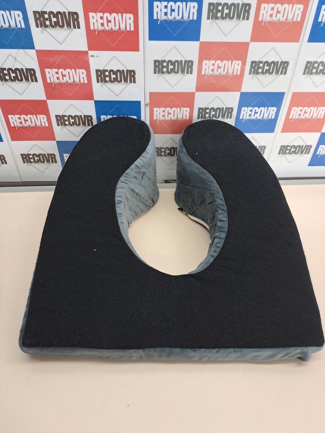 Almohada recuperación post cirugía ocular boca abajo con orificio