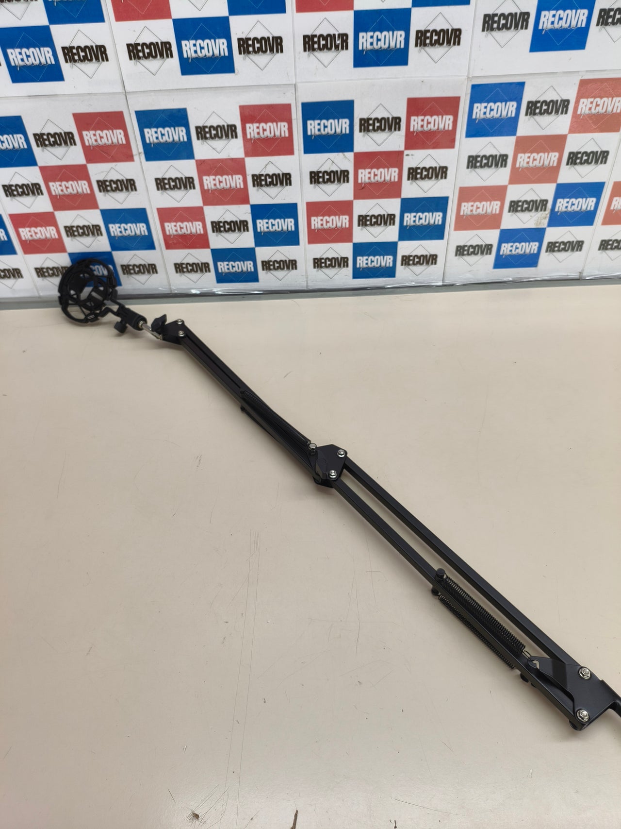 Brazo de micrófono plegable con soporte antivibración y pinza