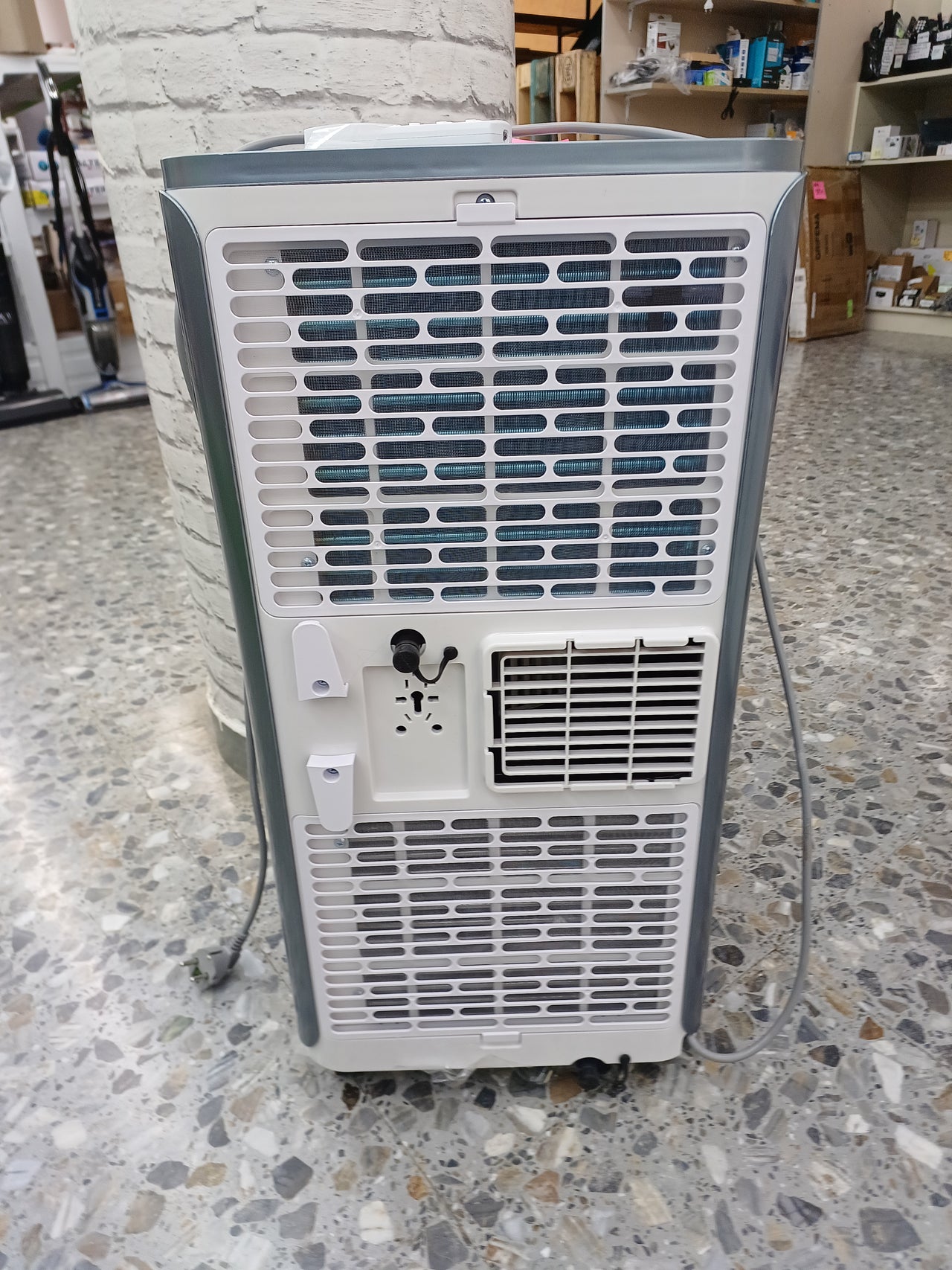 Cecotec Aire Acondicionado Portátil con Mando a Distancia y Control Táctil ForceClima 7400 Soundless Touch. 7000 BTU, Pantalla LED, 4 Modos, 2 Velocidades, Cobertura 20m2