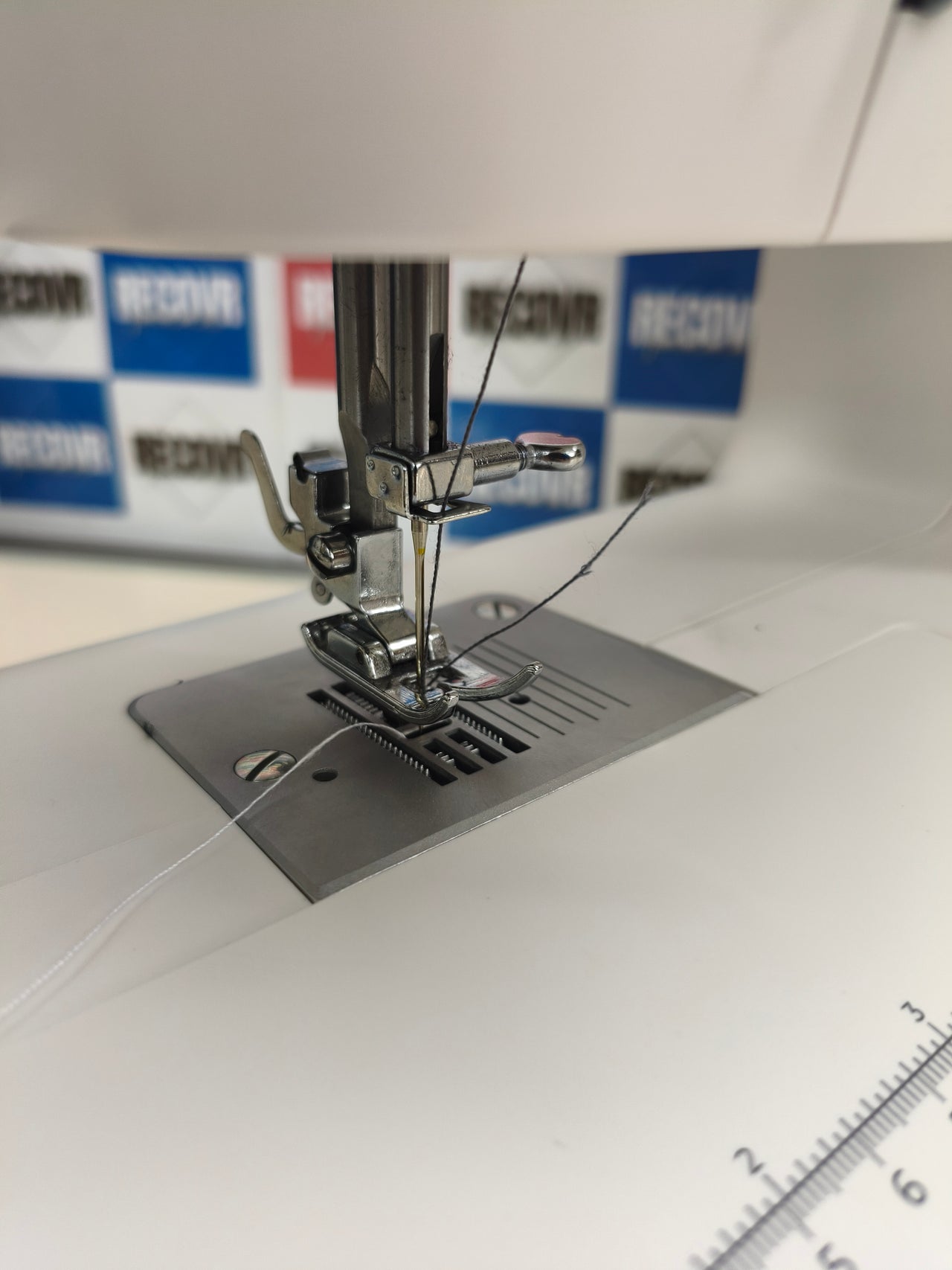 Máquina de coser Cecotec  66 puntadas con brazo libre y accesorios