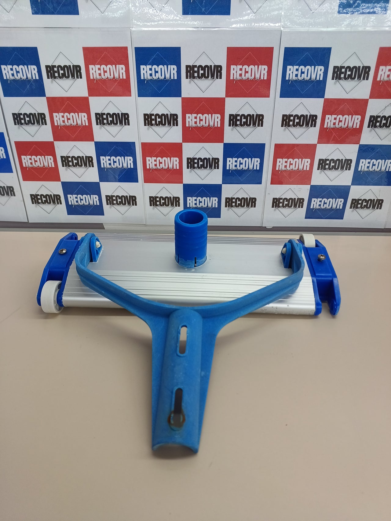 Limpiafondos Manual QP 500340C – Metálico, Cepillo de Nylon, 4 Ruedas, Fijación Clip (Ancho 335 mm)