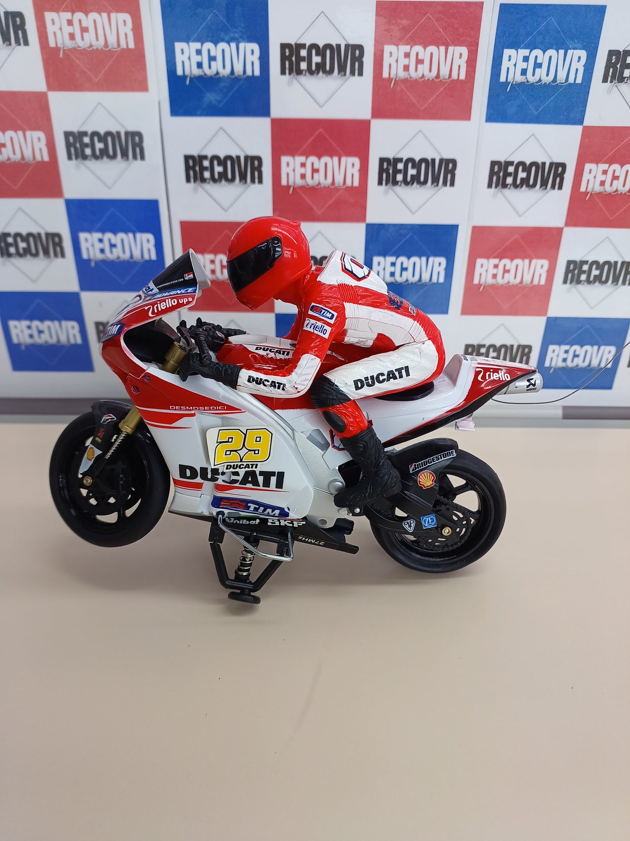 Motocicleta Ducati Desmosedici GP (Casey Stoner #4) – Moto radiocontrol a escala 1:9NewRay 88815