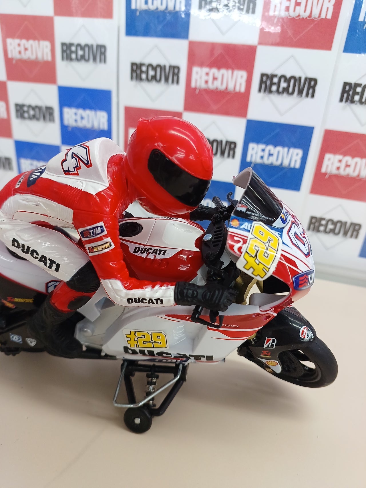 Motocicleta Ducati Desmosedici GP (Casey Stoner #4) – Moto radiocontrol a escala 1:9NewRay 88815
