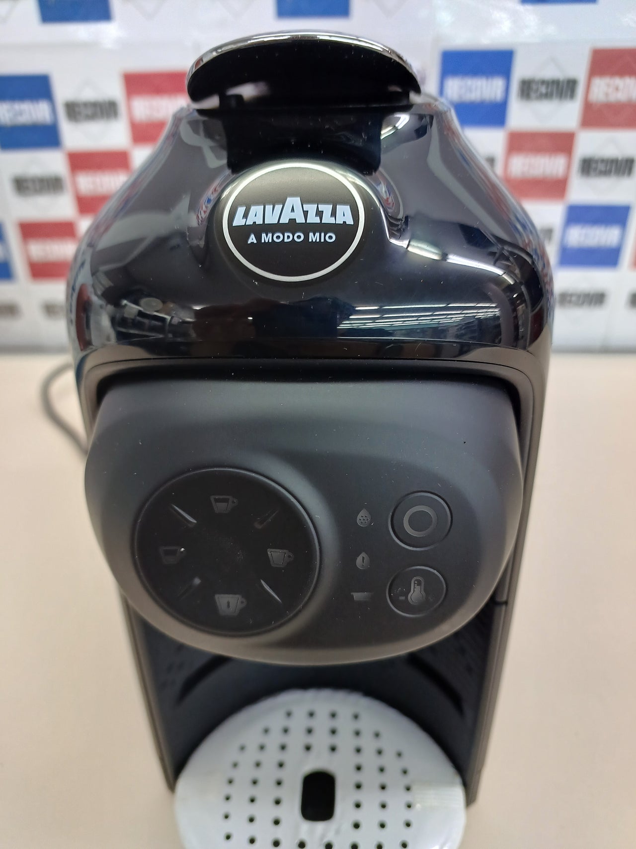 Lavazza, A Modo Mio Macchina per Caffè Idola Nera con 64 Capsule A Modo Mio Assortite, Macchina per Espresso Compatta e Silenziosa, 1500 W, 220-240 V, 50/60 Hz, Capacità Max 1.1 Litri d'Acqua