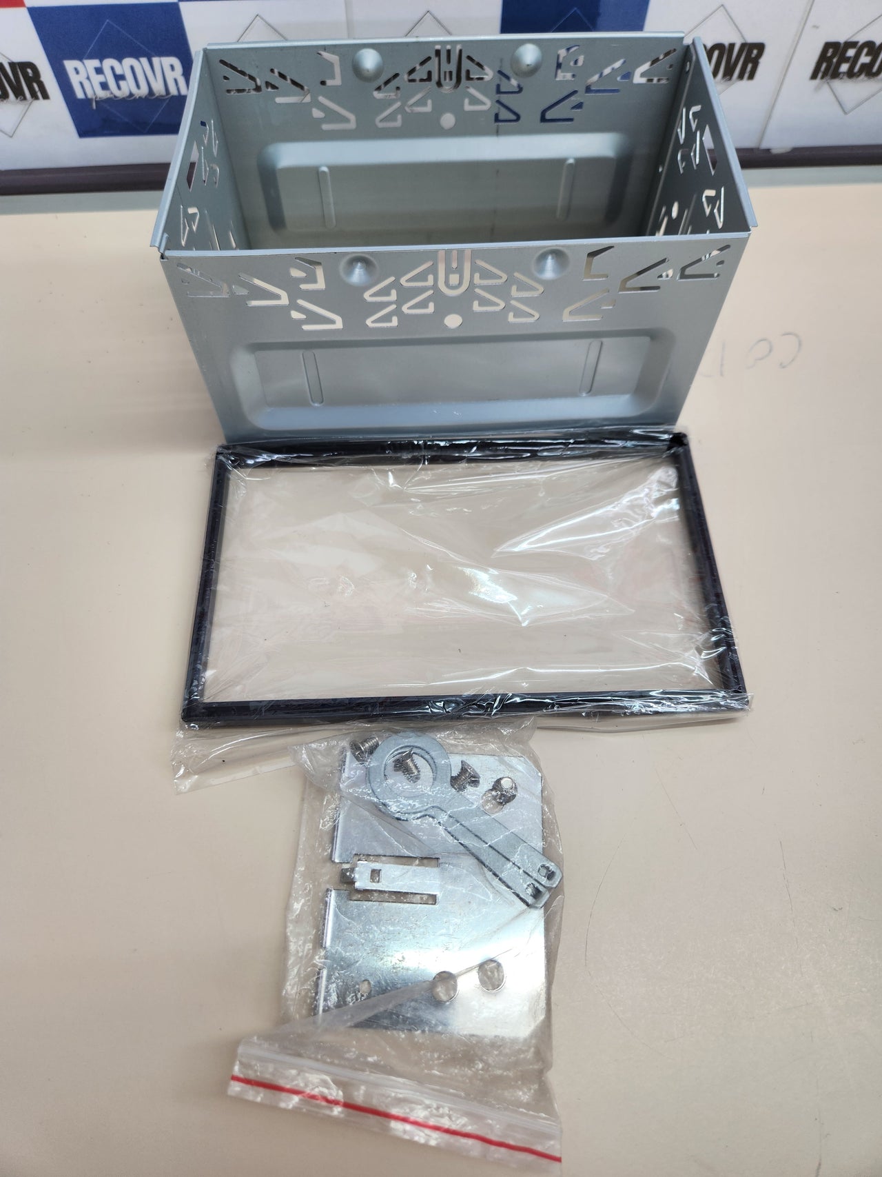 Marco para Auto Radio de Coche 2 DIN 1 Marco de Hierro 2 Placas de Montaje 2 Mazos de Cables 4 Tornillos para Vehículos Universal FUUTUU