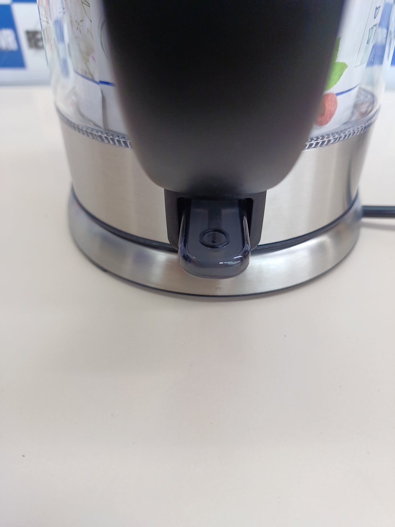Hervidor de agua de cristal, jarra para hervir agua con conexión inalámbrica, potente y compacta, hervidor eléctrico con filtro antical, acero inoxidable/negro, WK 3468 SEVERIN