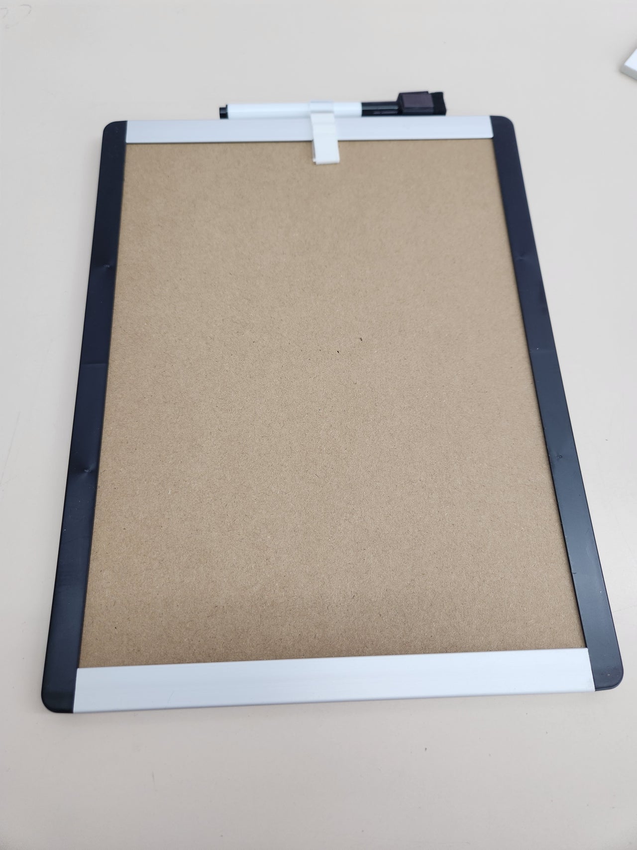 Amazon Basics Magnetische, trocken abwischbare Tafel, Kunststoff/Aluminiumrahmen, 21,6 cm x 28 cm, Weiß