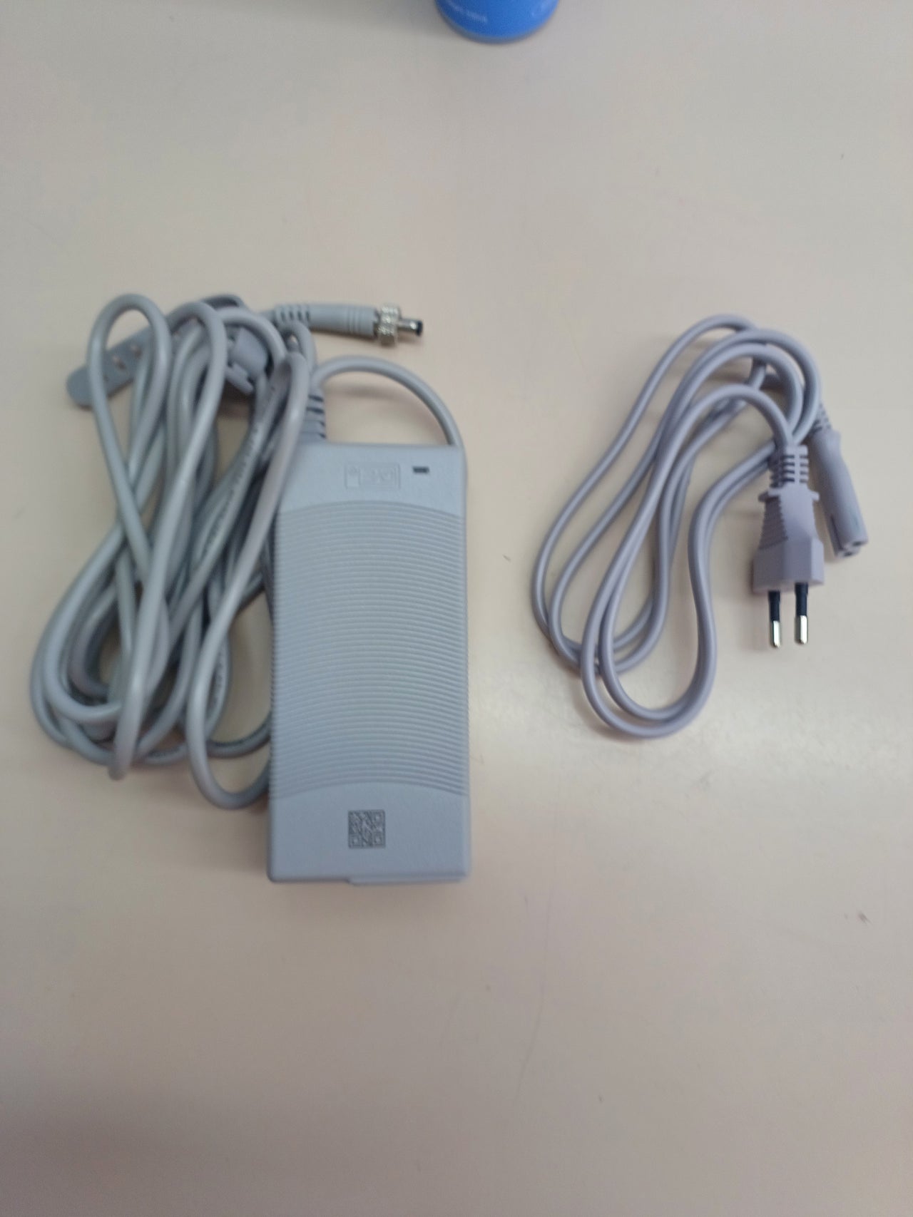 Robot limpiacristales compacto con pulverizador y rutas inteligentes - ECOVACS