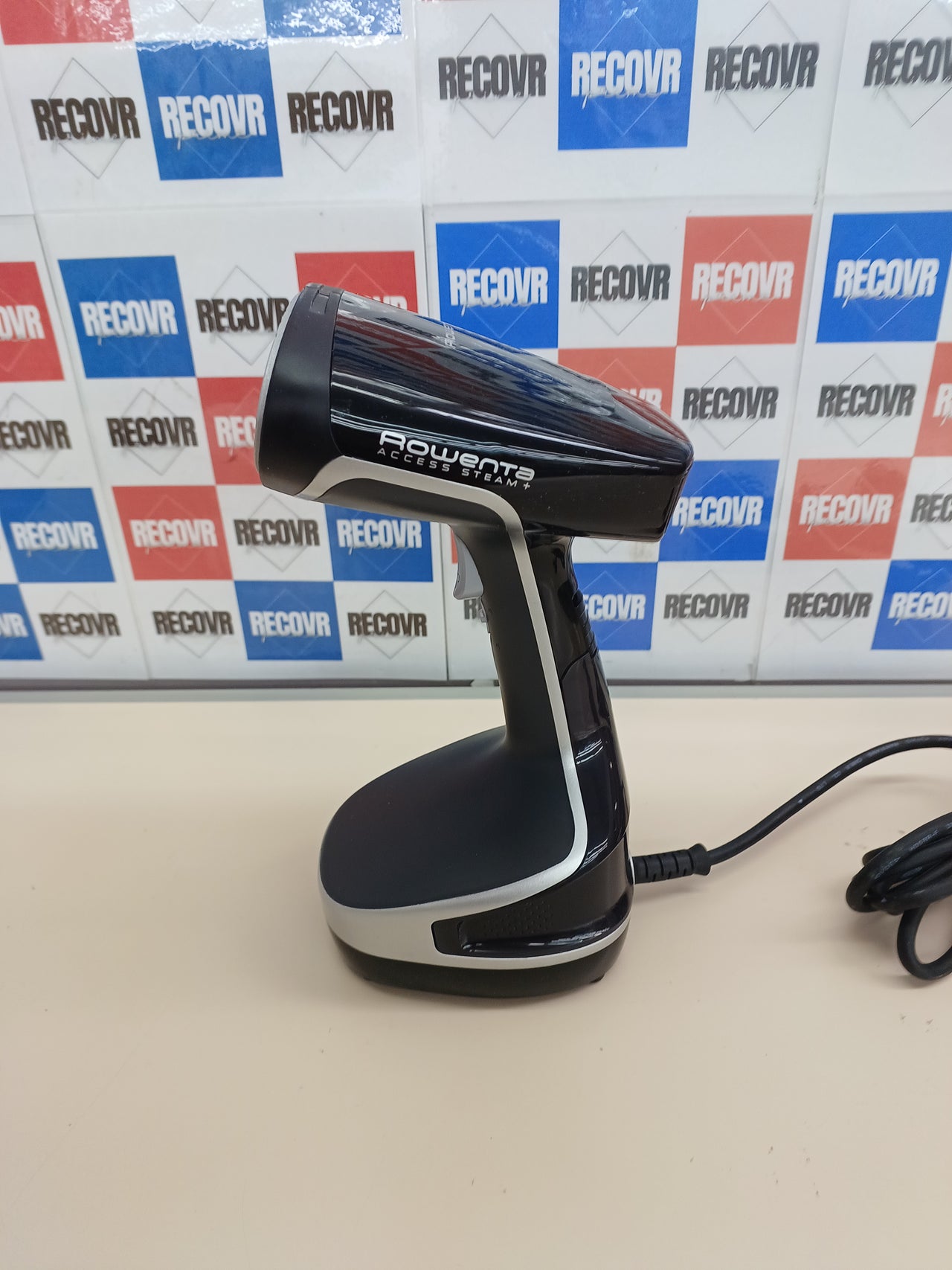 Plancha vertical 1600W elimina arrugas y olores – Rowenta