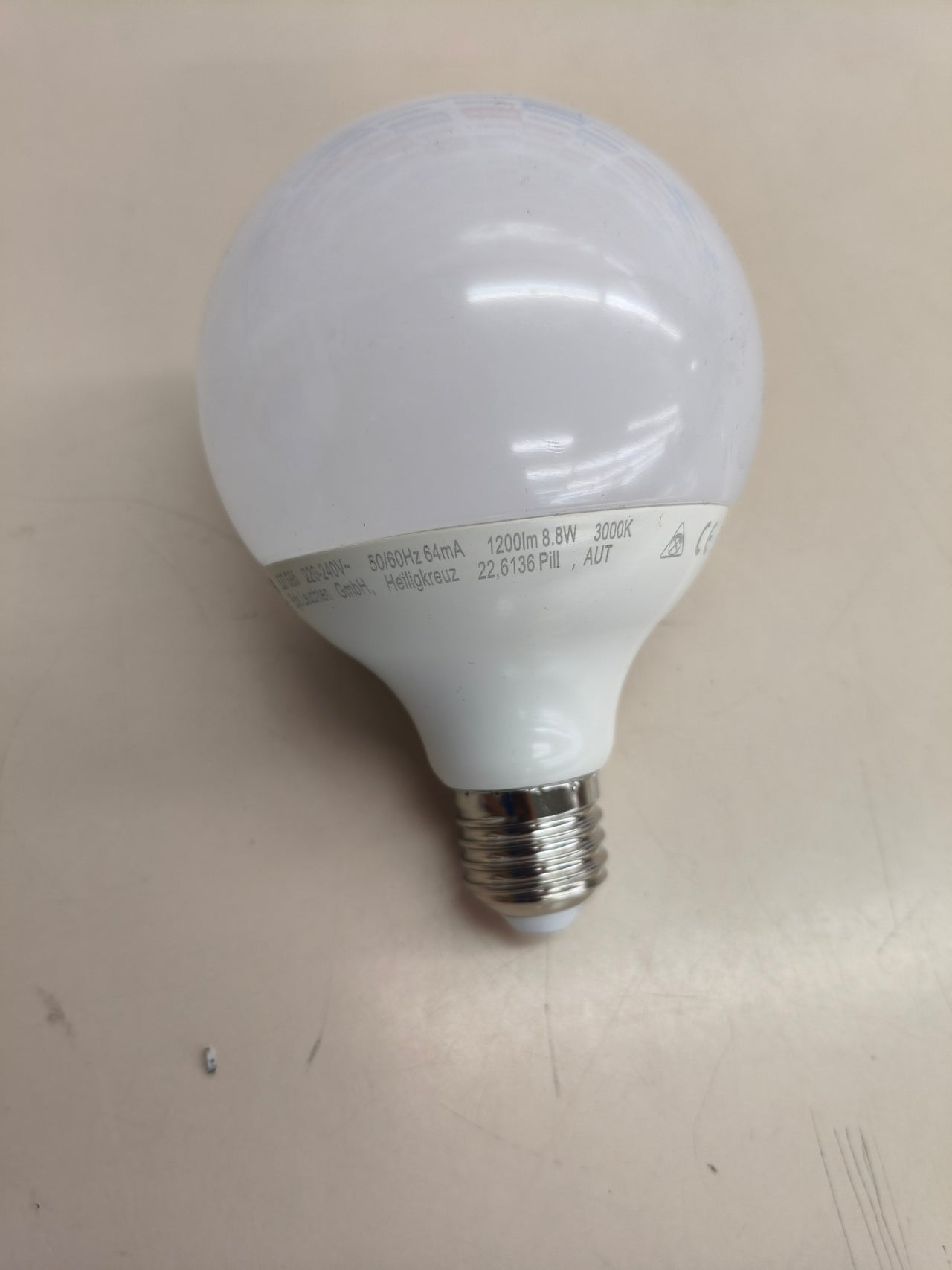 Bombilla LED E27 tipo globo, 11,8 W, luz cálida 3000 K.