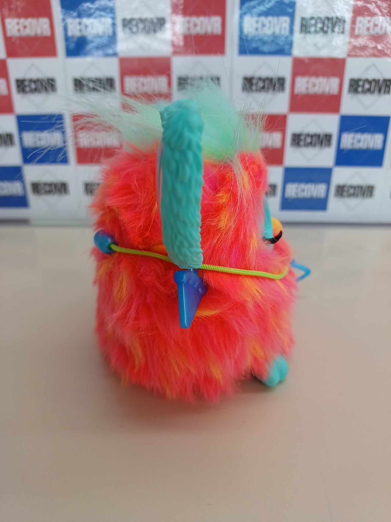 Furby Coral Juguete Interactivo con Control de Voz, para Niños a Partir de 6 Años, con 15 Accesorios de Moda – Versión en Italiano Hasbro