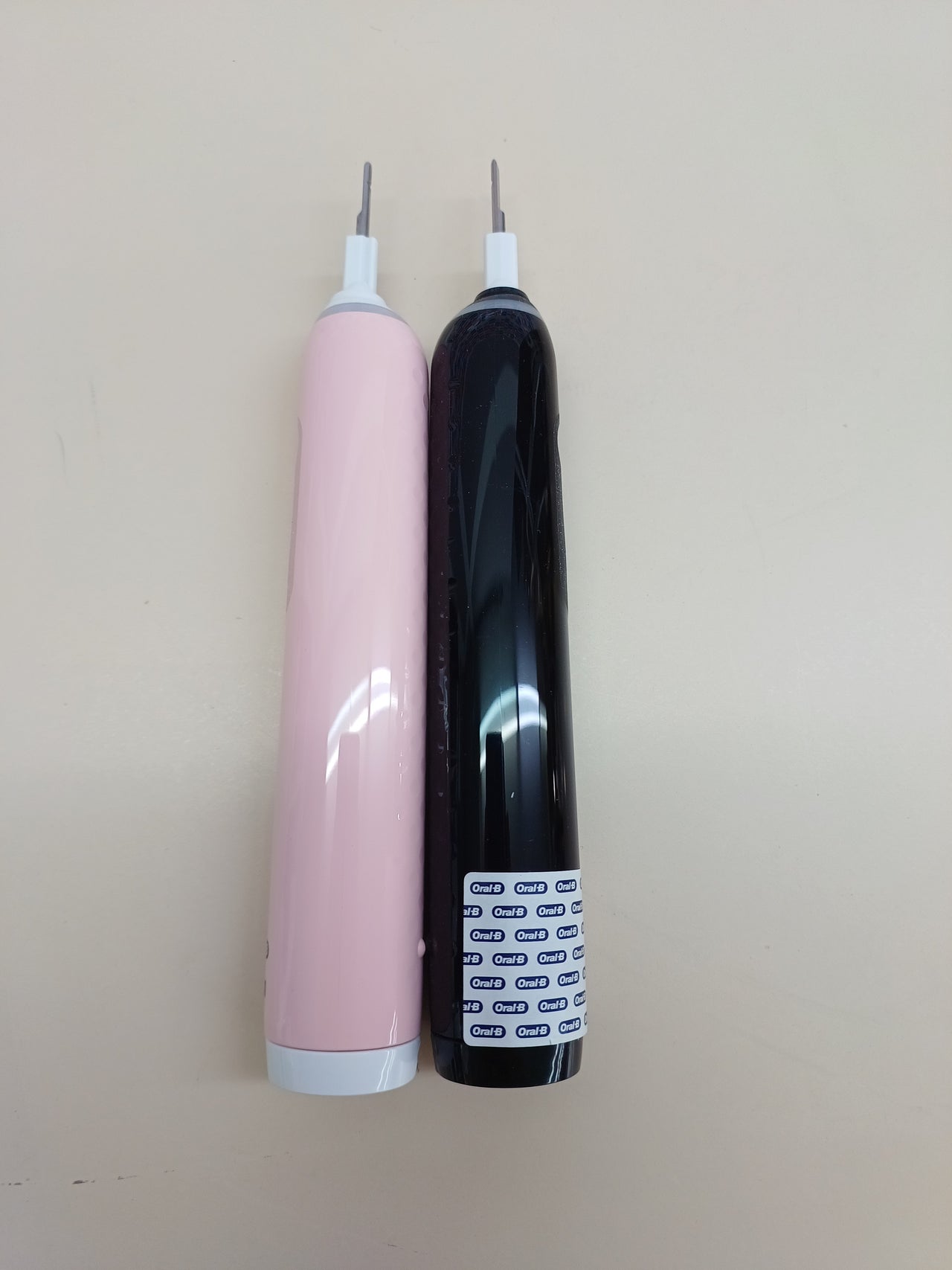 Oral-B Pro 3 3900N Cepillos de Dientes Eléctricos (Pack de 2) con Mango Recargable y Cabezal de Recambio, Diseñado Por Braun, Regalos Orginales para Mujer y Hombre - Negro y Rosa