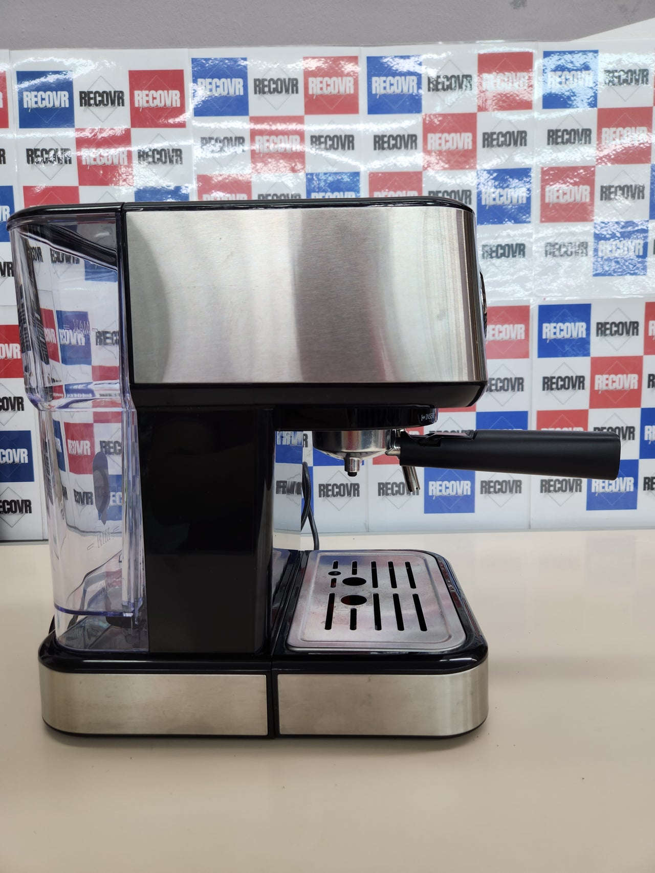 Hisense, HESCM15DBK Máquina espresso molida y compatible con ESE 44 mm, presión de 15 bar, pantalla táctil, 1100 W, plata, 27,4 x 30 x 27,2 cm