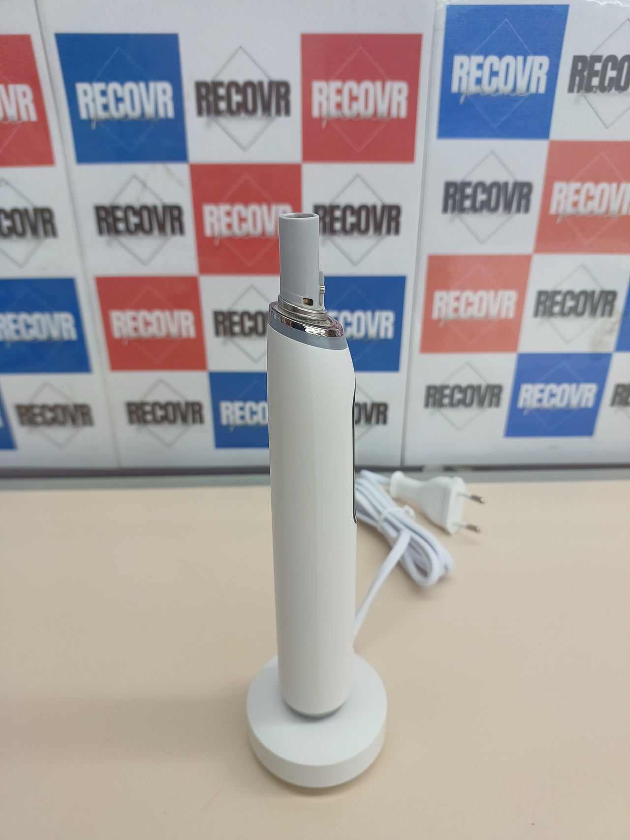Cepillo dental eléctrico iO9 blanco con estuche de viaje Oral-B