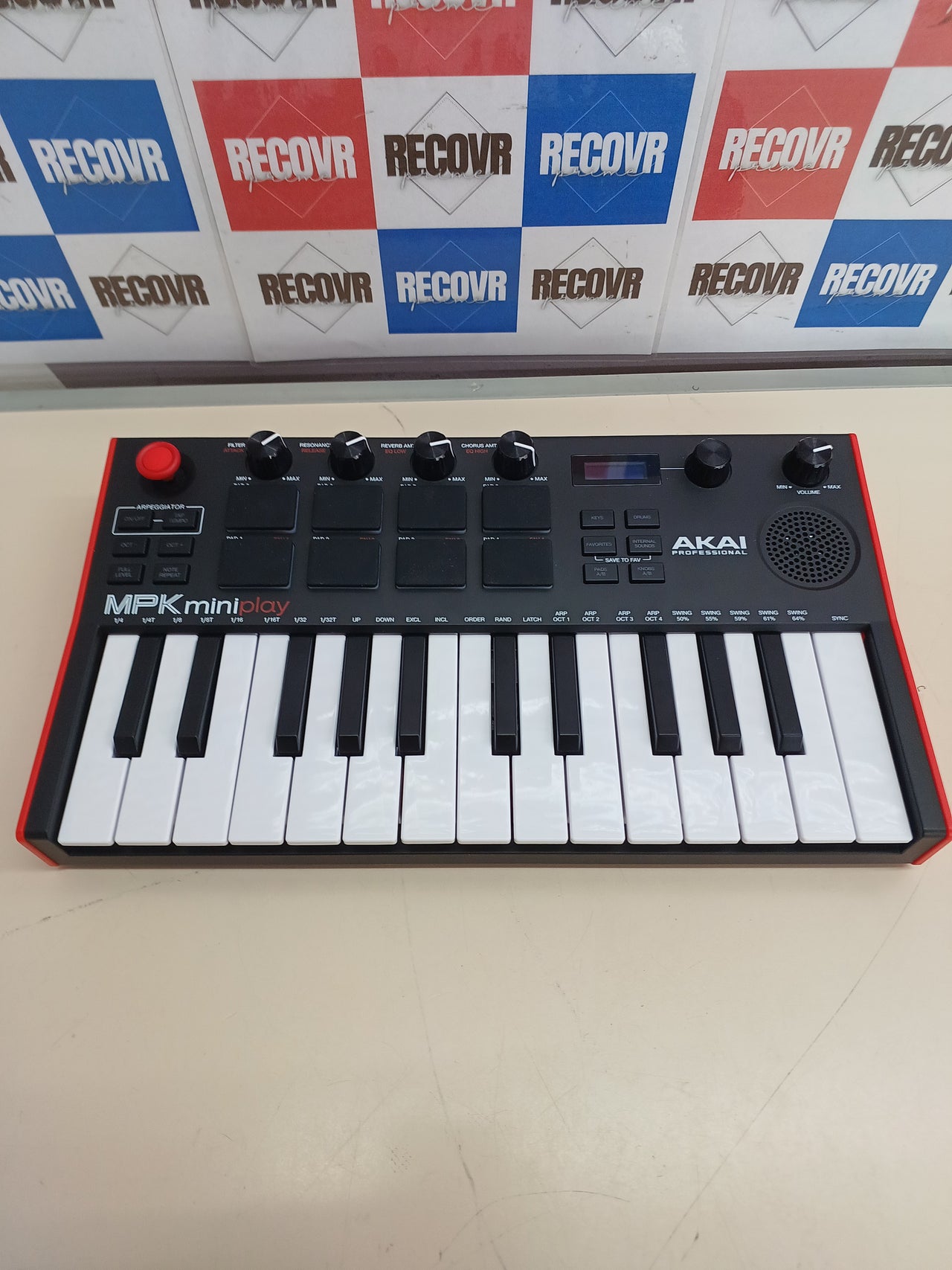 Controlador MIDI 25 teclas con altavoz y pads Akai MPK Mini Play MK3