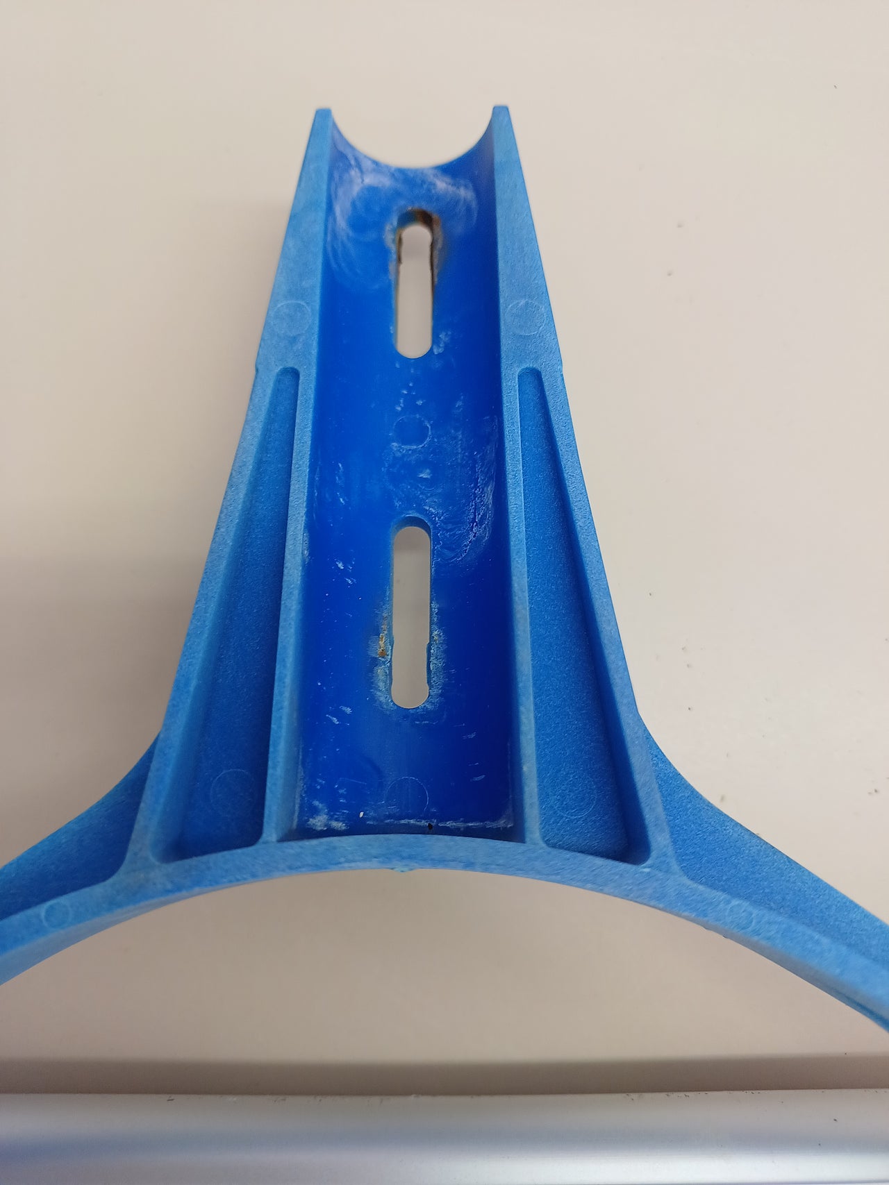 Limpiafondos Manual QP 500340C – Metálico, Cepillo de Nylon, 4 Ruedas, Fijación Clip (Ancho 335 mm)