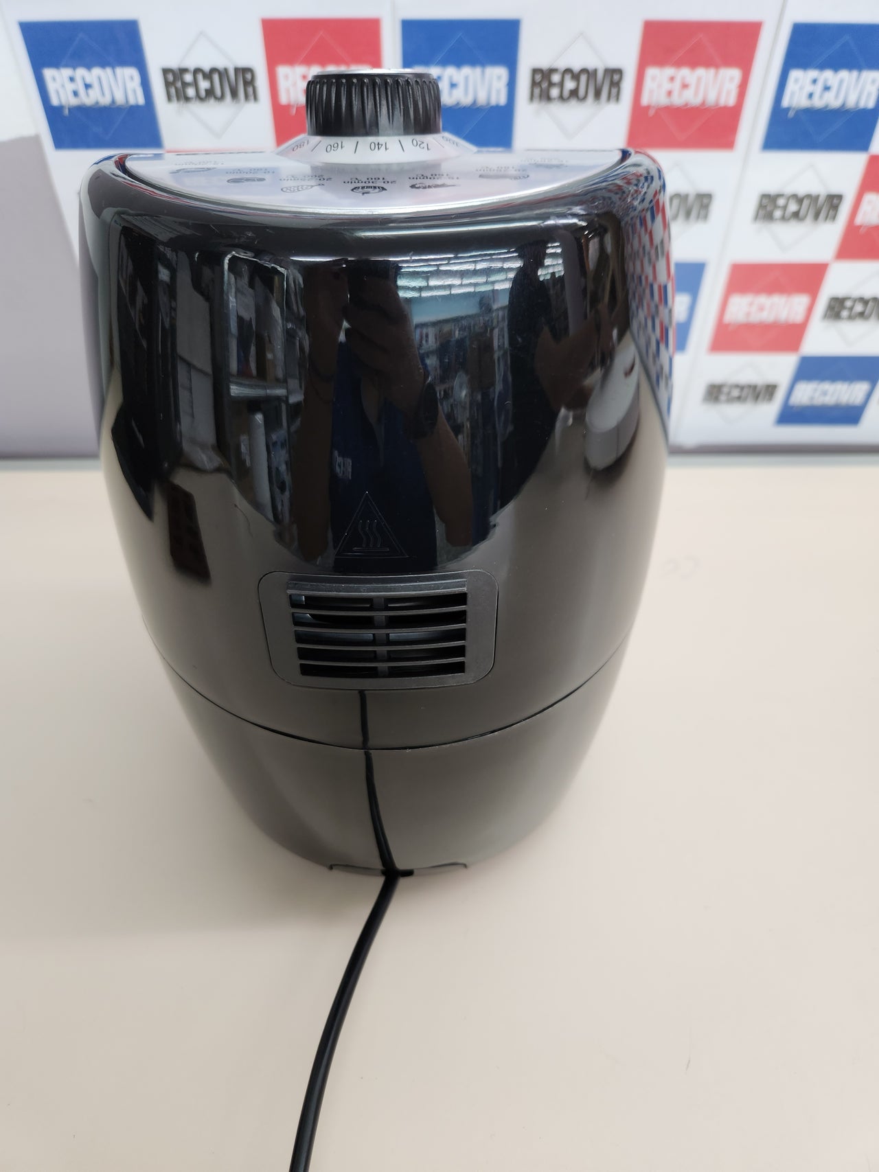 Freidora de aire, 2L, 100W  temperatura máxima 200 °C, color negro