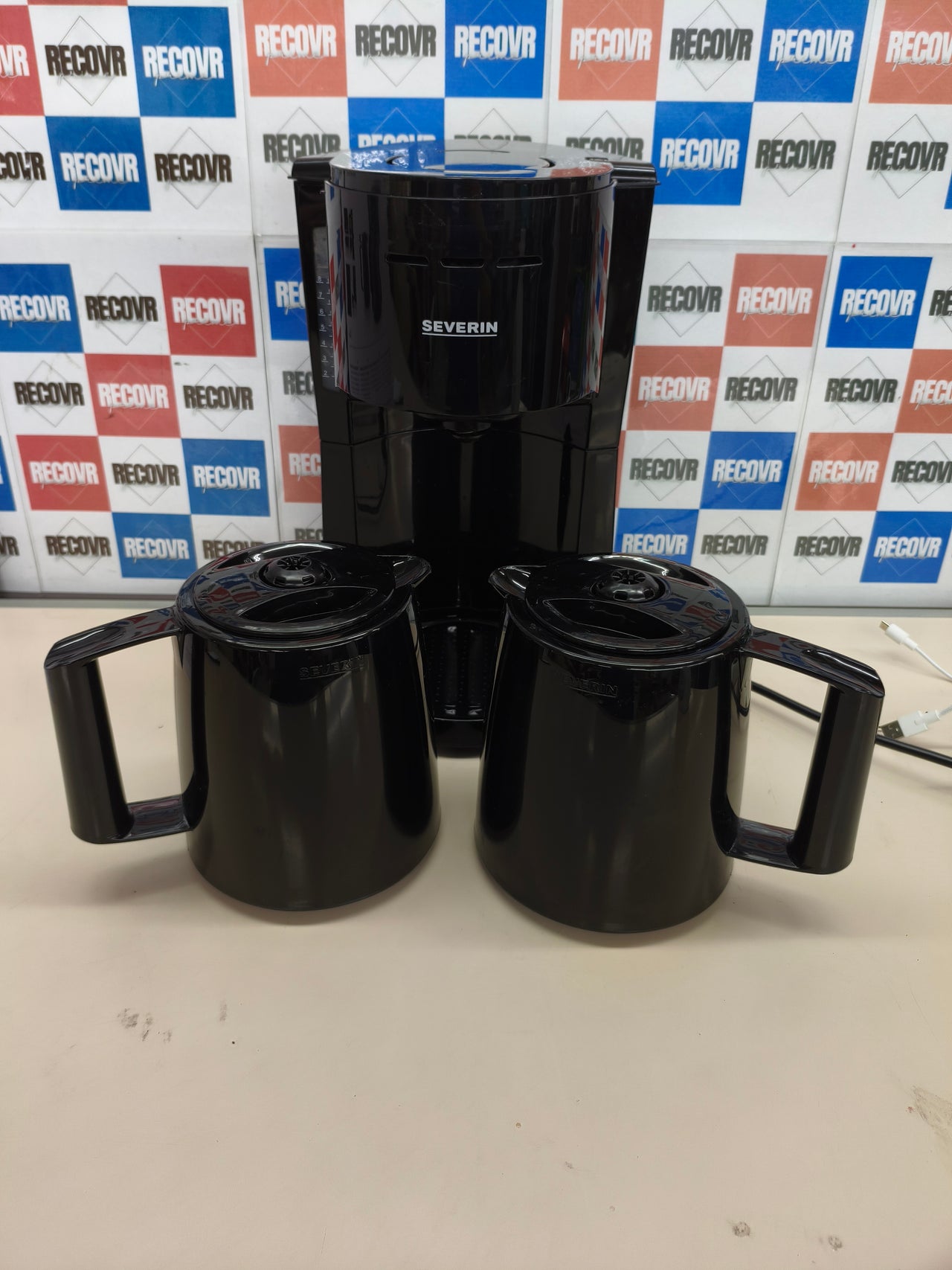 Cafetera de filtro con 2 jarras térmicas, para hasta 16 tazas.