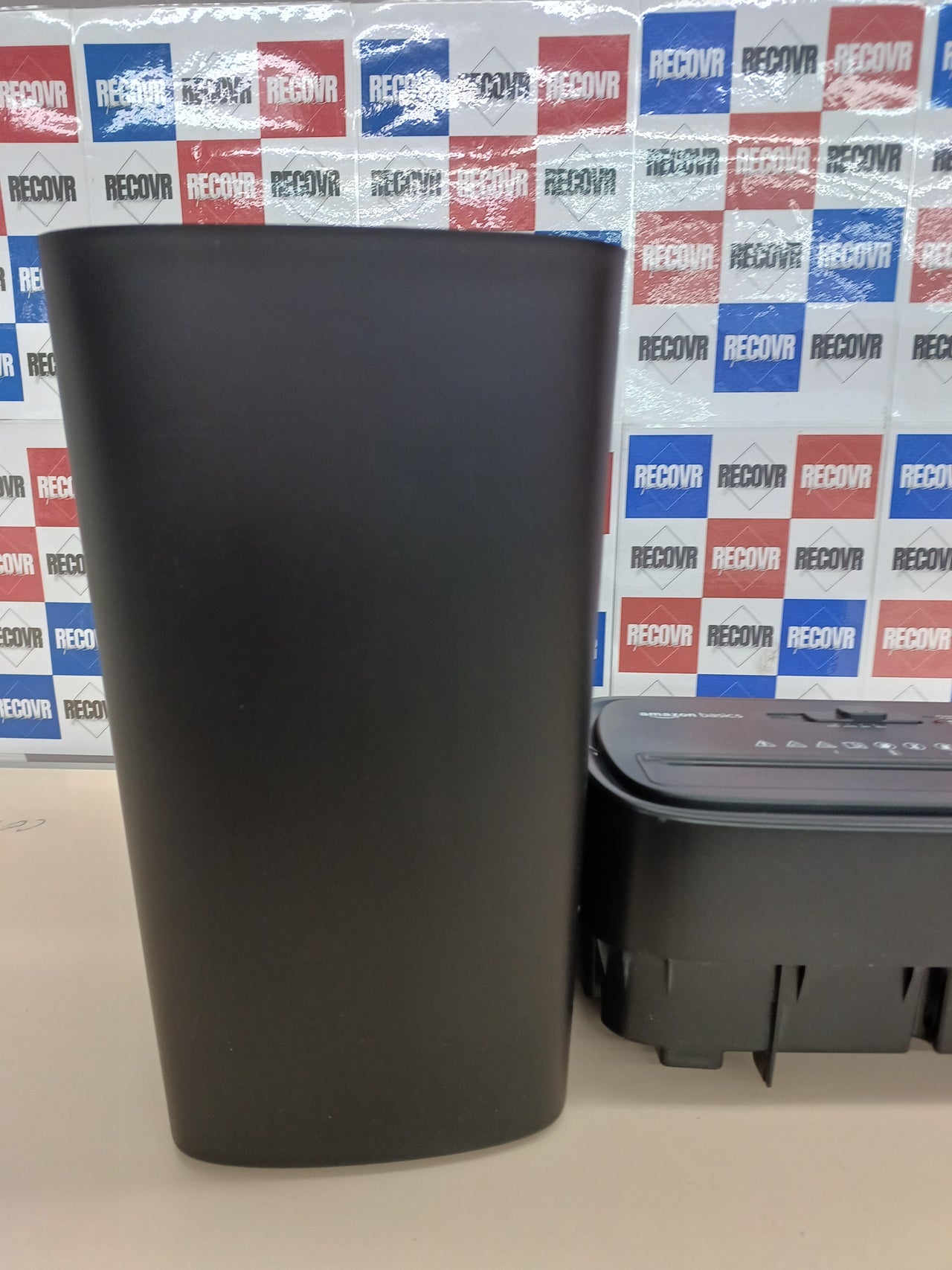 Amazon Basics Trituradora de corte cruzado con capacidad para 12 hojas (nuevlo modelo), para papel y tarjetas de crédito, Color Negro